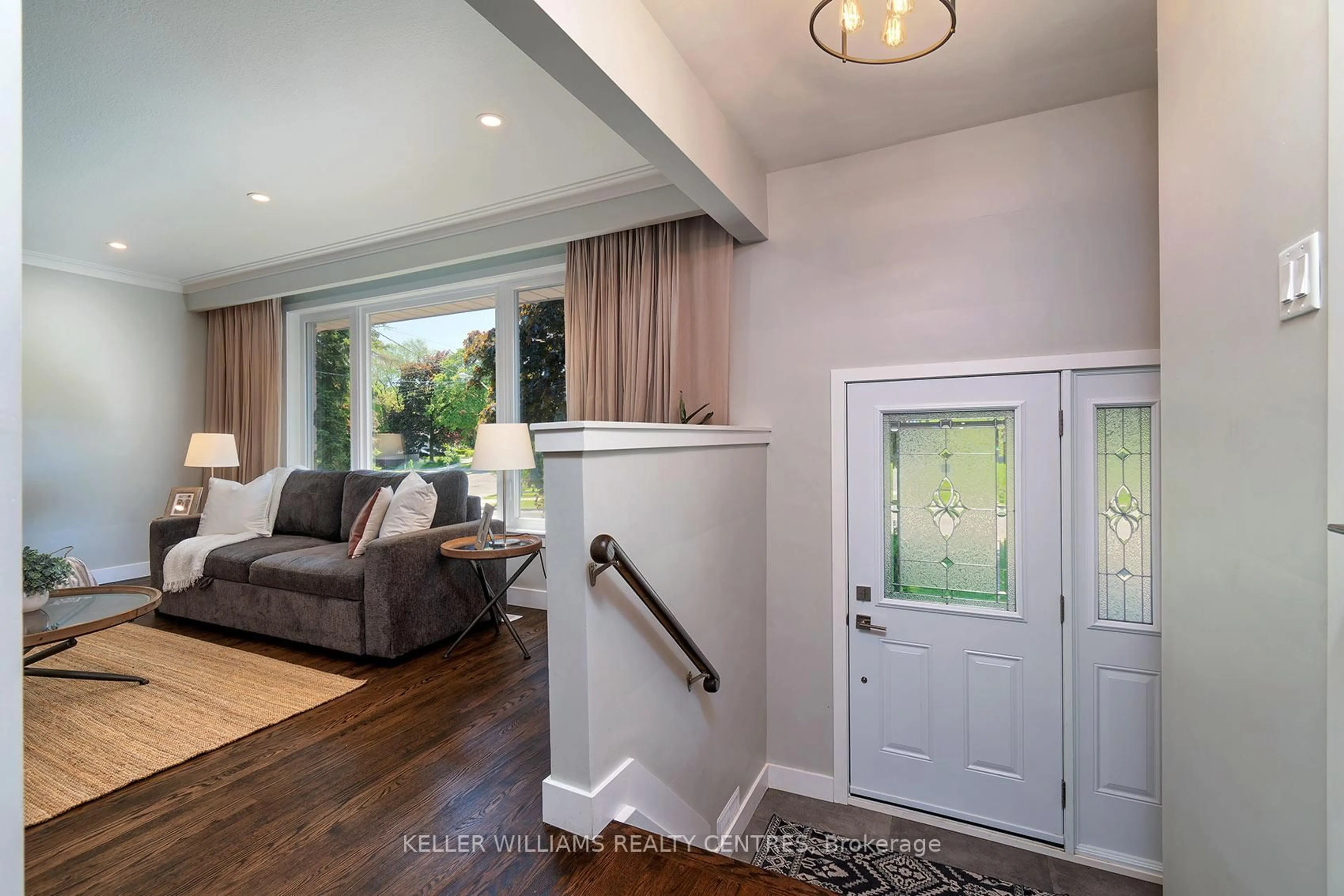 Indoor entryway for 2 Banmoor Blvd, Toronto Ontario M1J 2Y9