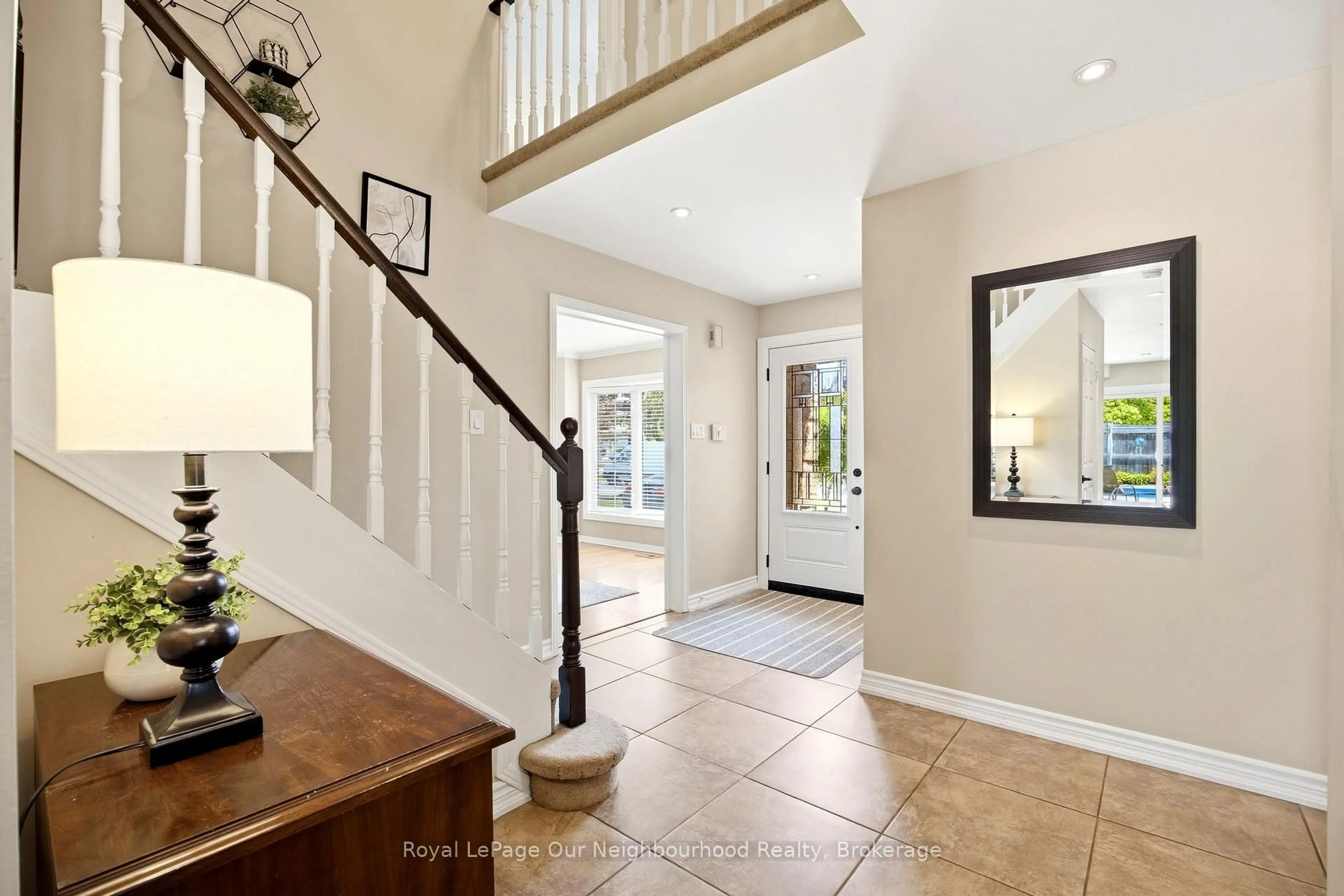 Indoor entryway for 5 Catherine Dr, Whitby Ontario L1R 1K8