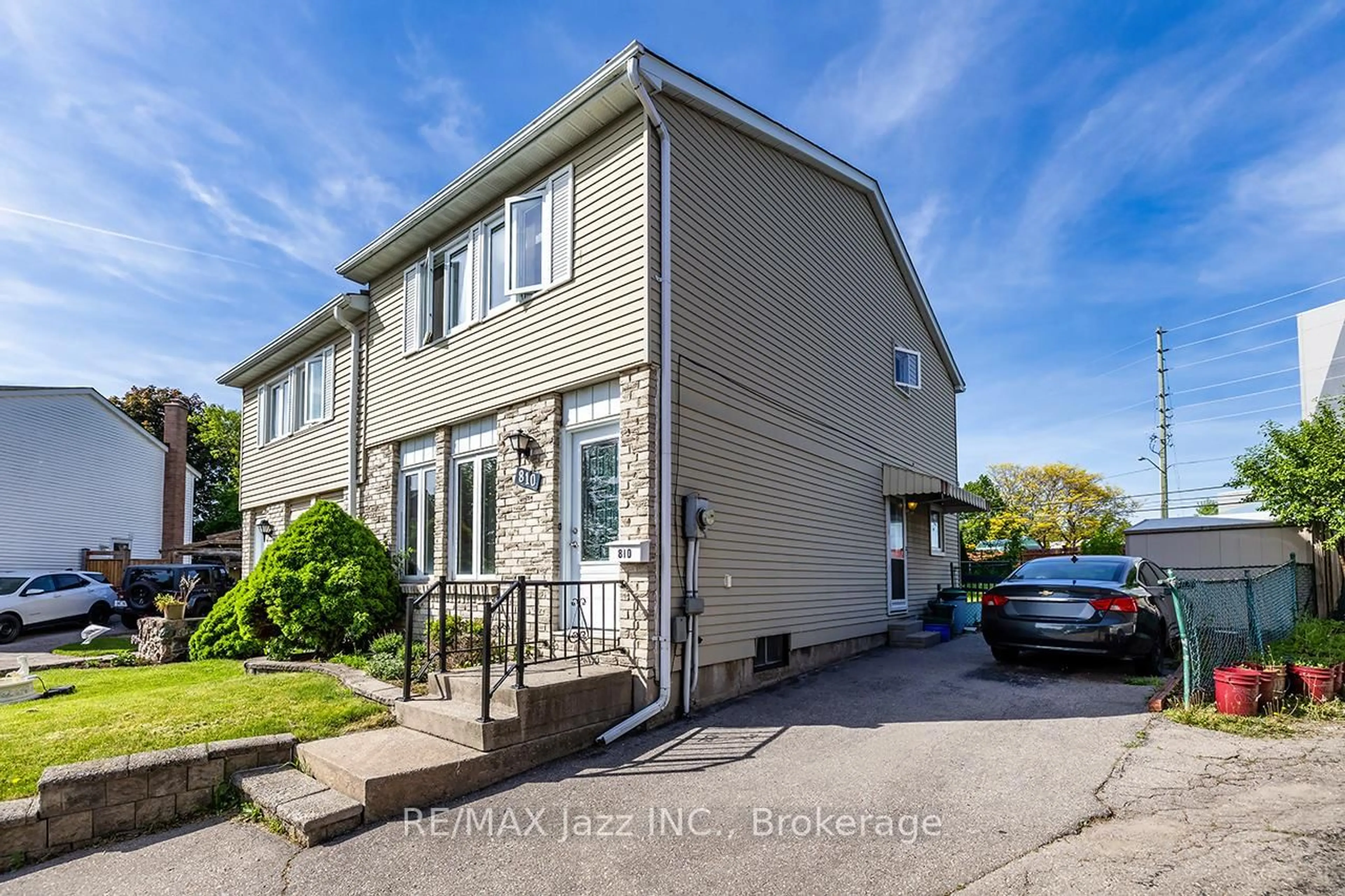 A pic from outside/outdoor area/front of a property/back of a property/a pic from drone, street for 810 Kilkenny Crt, Oshawa Ontario L1J 7B7