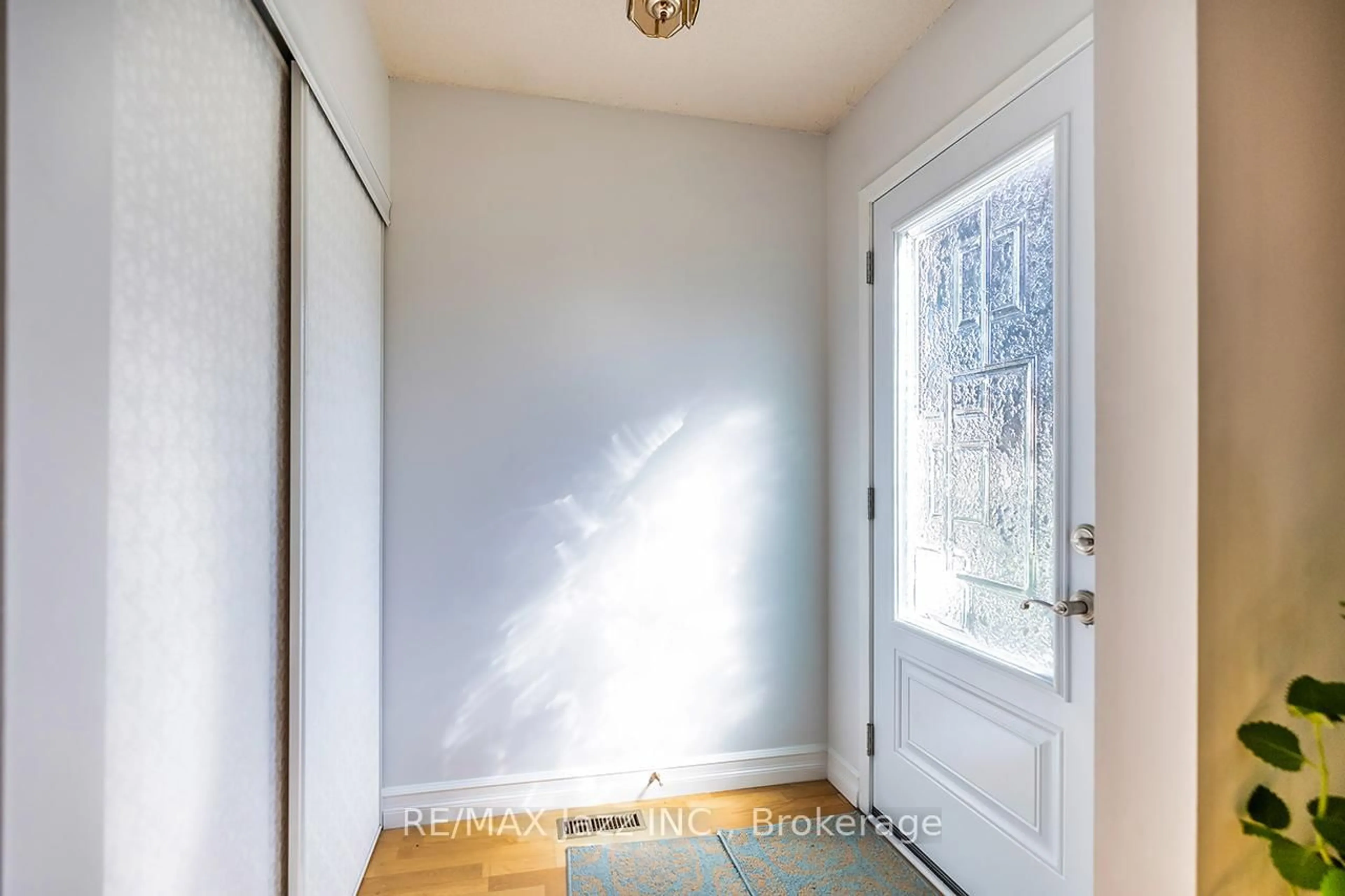 Indoor entryway for 810 Kilkenny Crt, Oshawa Ontario L1J 7B7
