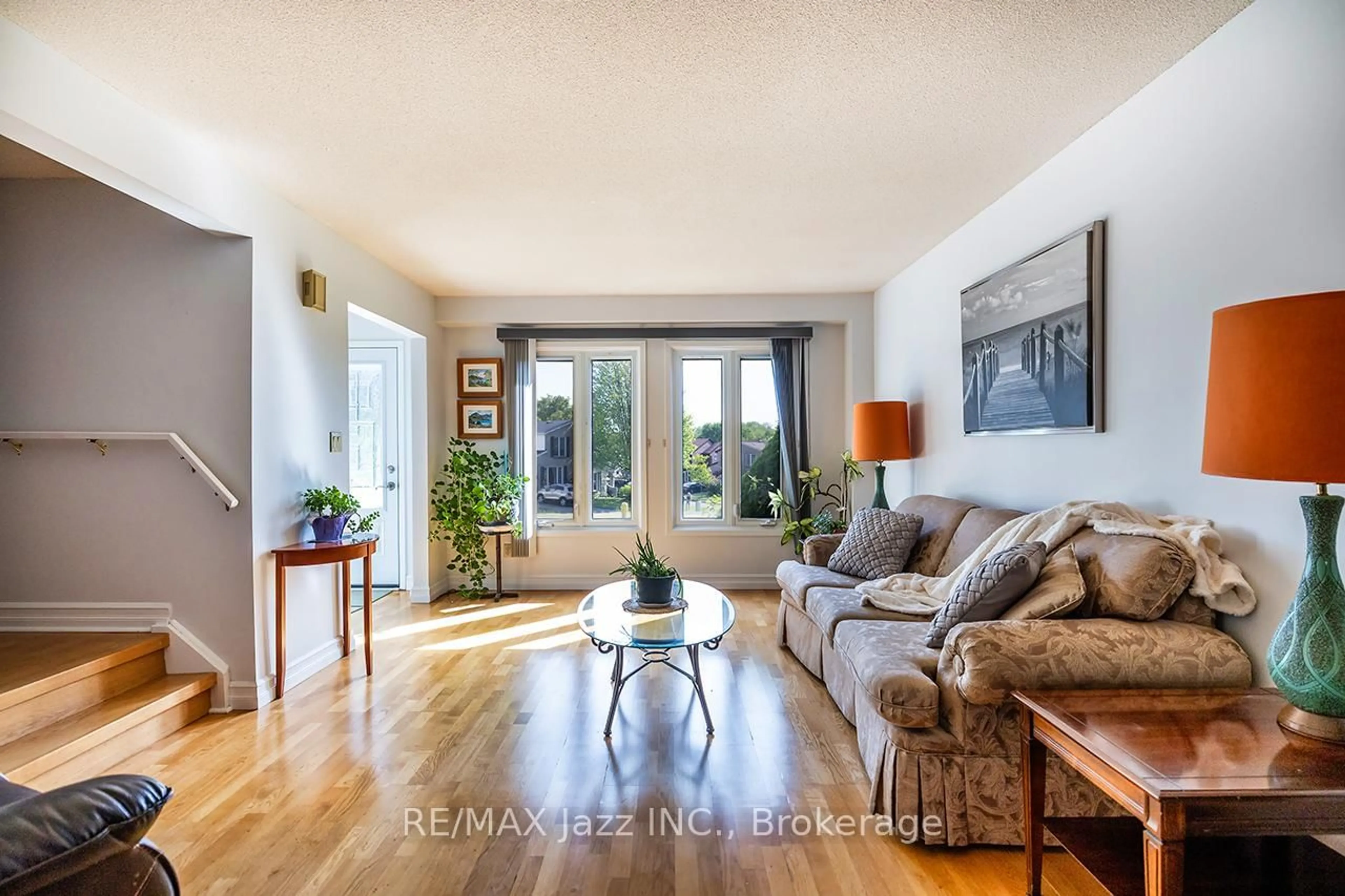 Living room with furniture, unknown for 810 Kilkenny Crt, Oshawa Ontario L1J 7B7