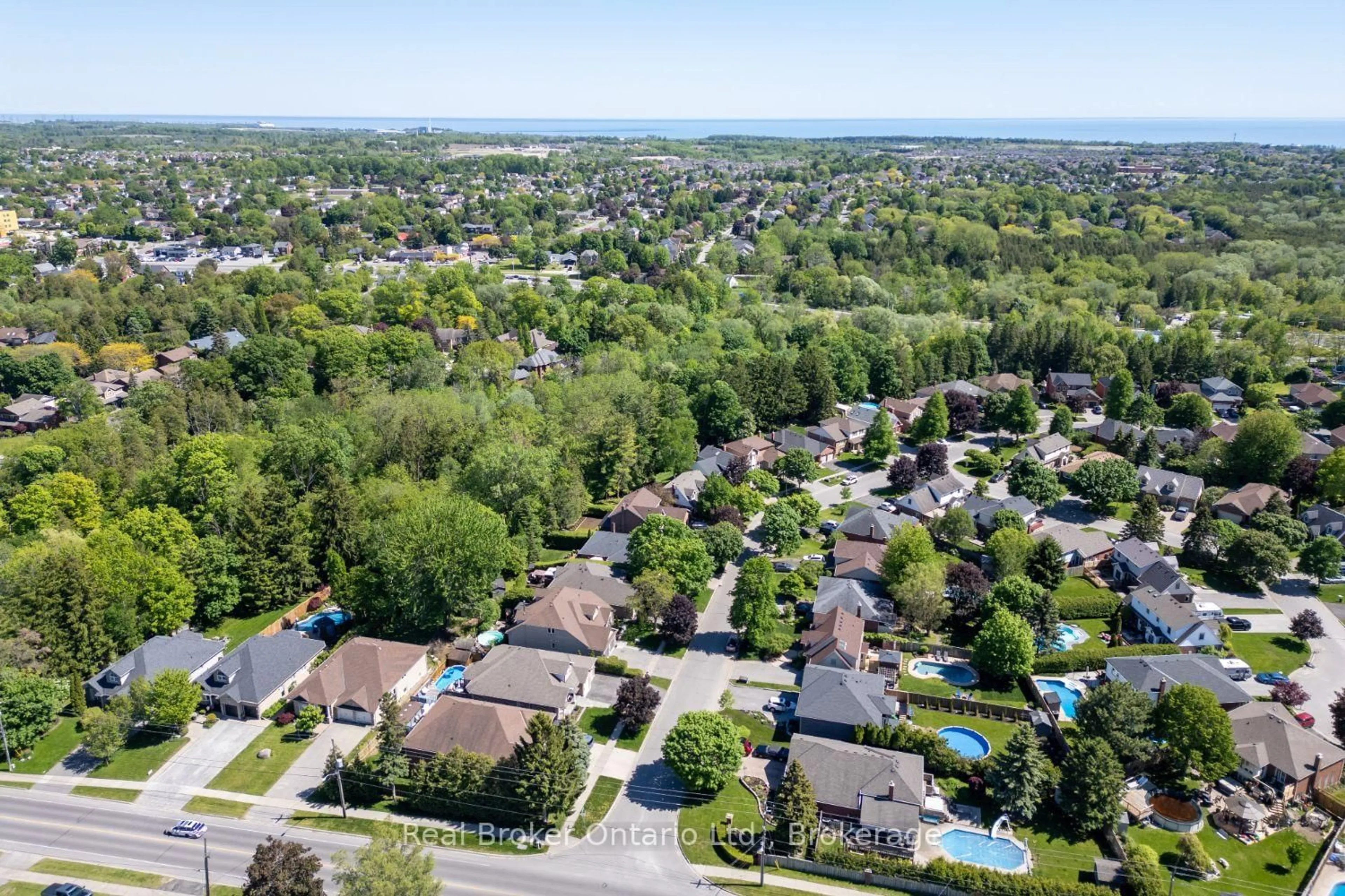 A pic from outside/outdoor area/front of a property/back of a property/a pic from drone, unknown for 39 Valleycrest Dr, Clarington Ontario L1E 1H8