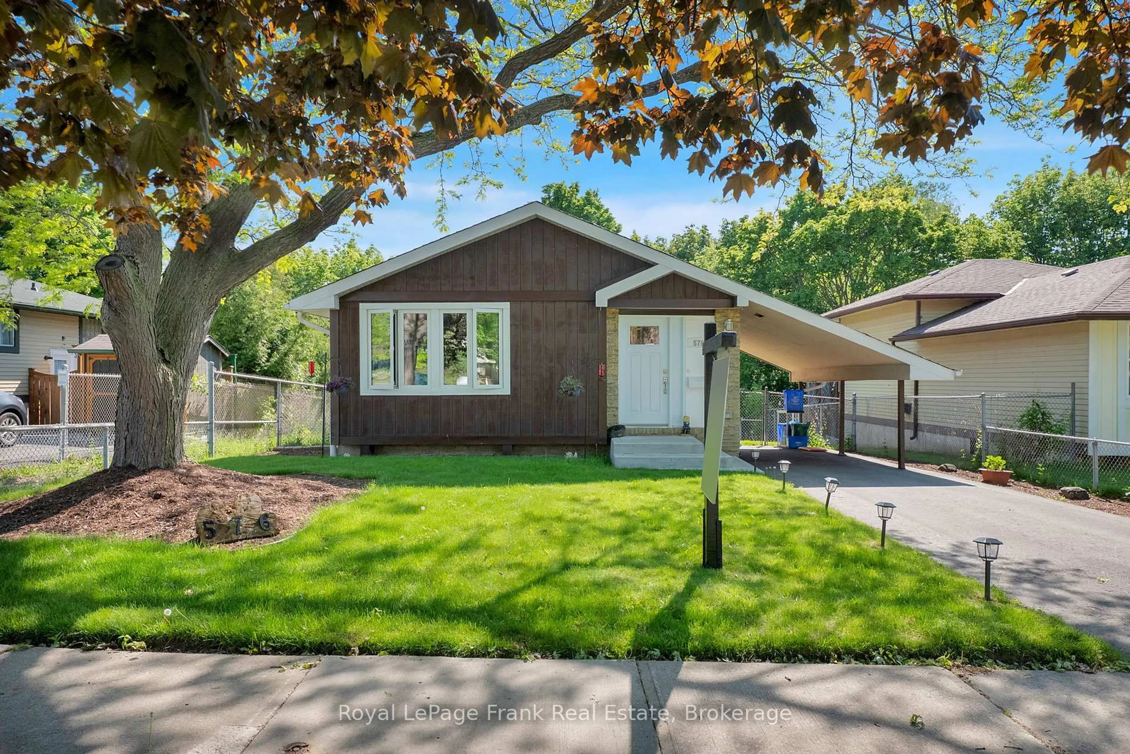 Home with vinyl exterior material, street for 576 Annandale St, Oshawa Ontario L1H 7S7