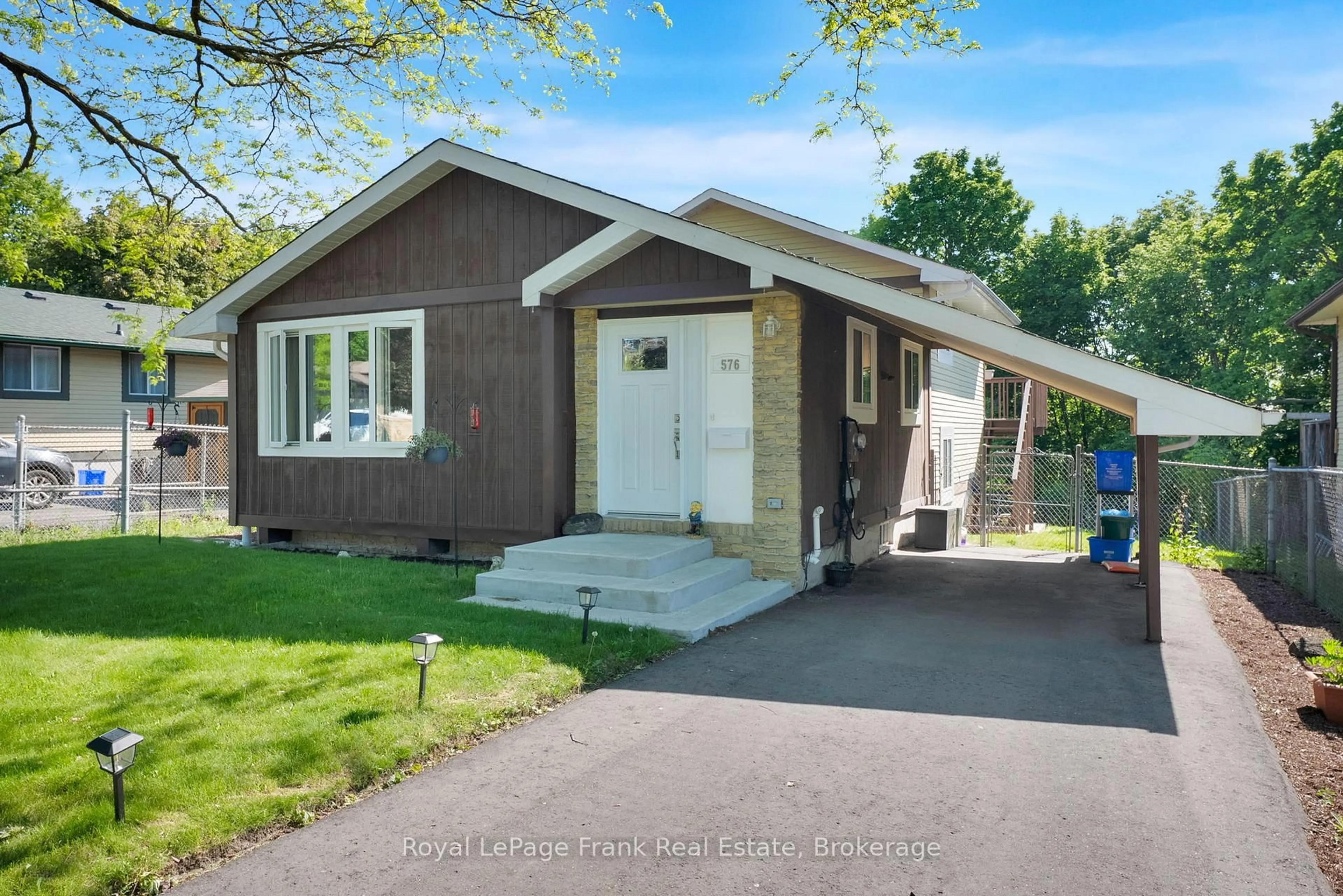Home with vinyl exterior material, street for 576 Annandale St, Oshawa Ontario L1H 7S7