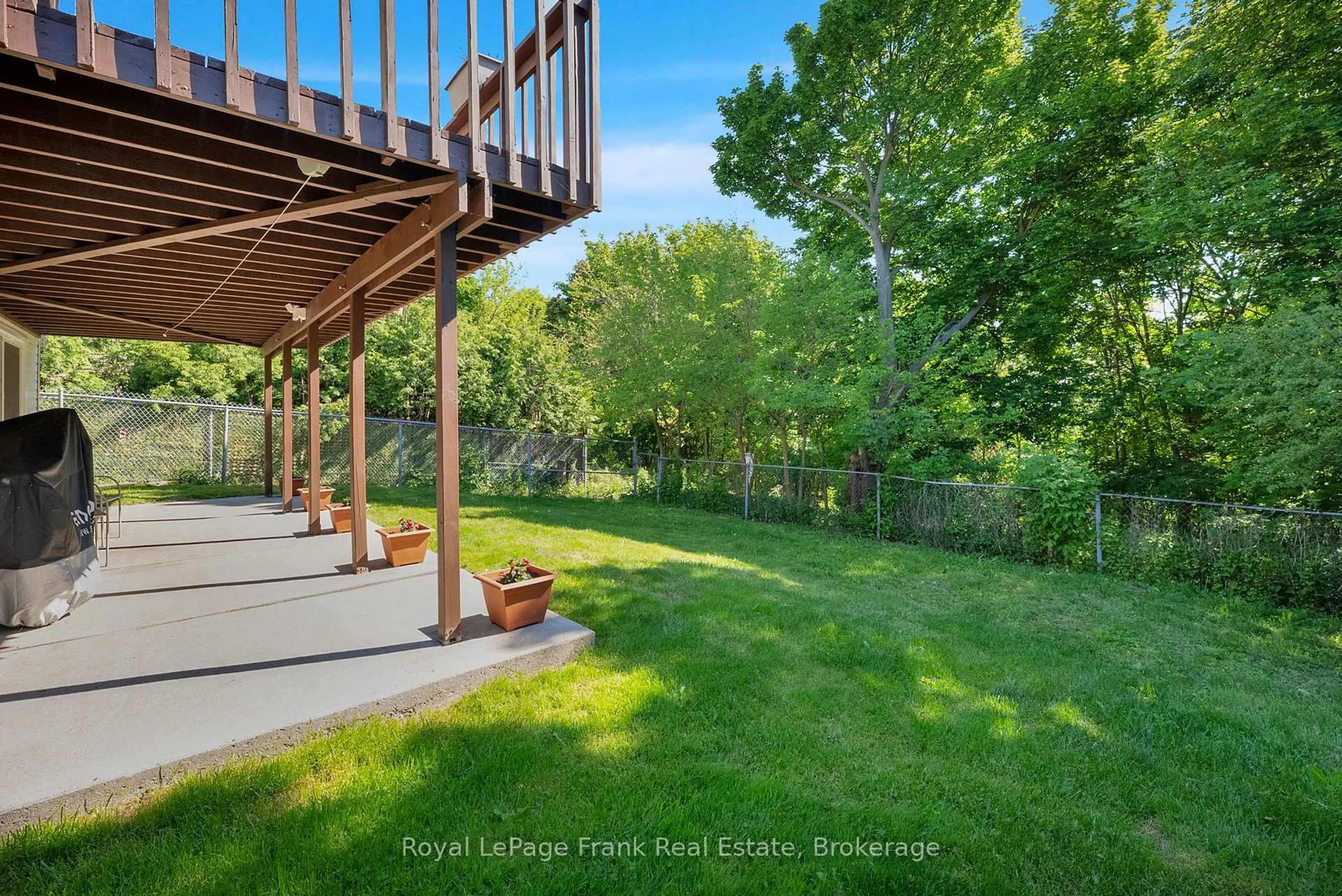Patio, unknown for 576 Annandale St, Oshawa Ontario L1H 7S7