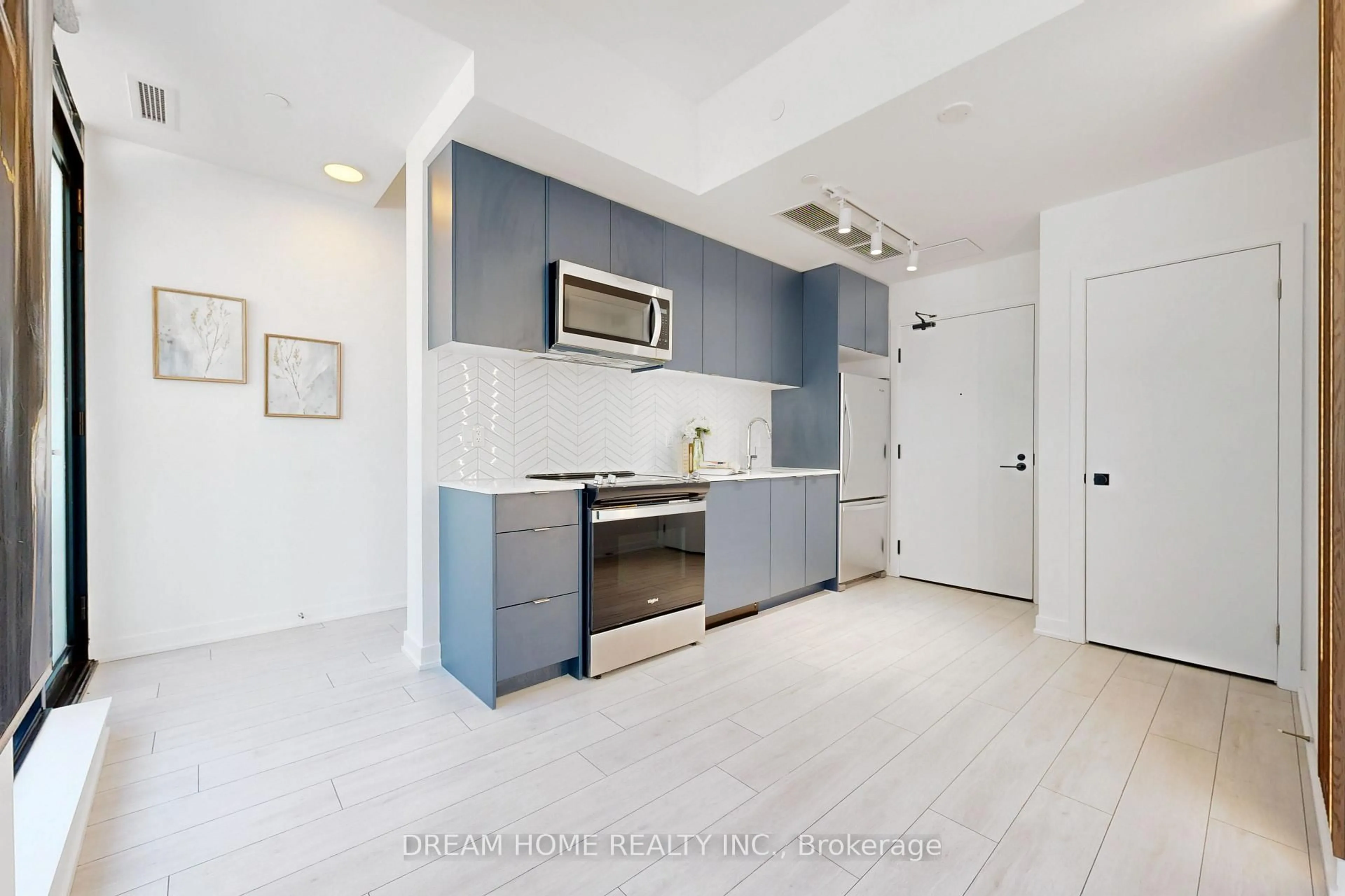 Open concept kitchen, unknown for 1612 CHARLES St #138, Whitby Ontario L1N 0P3