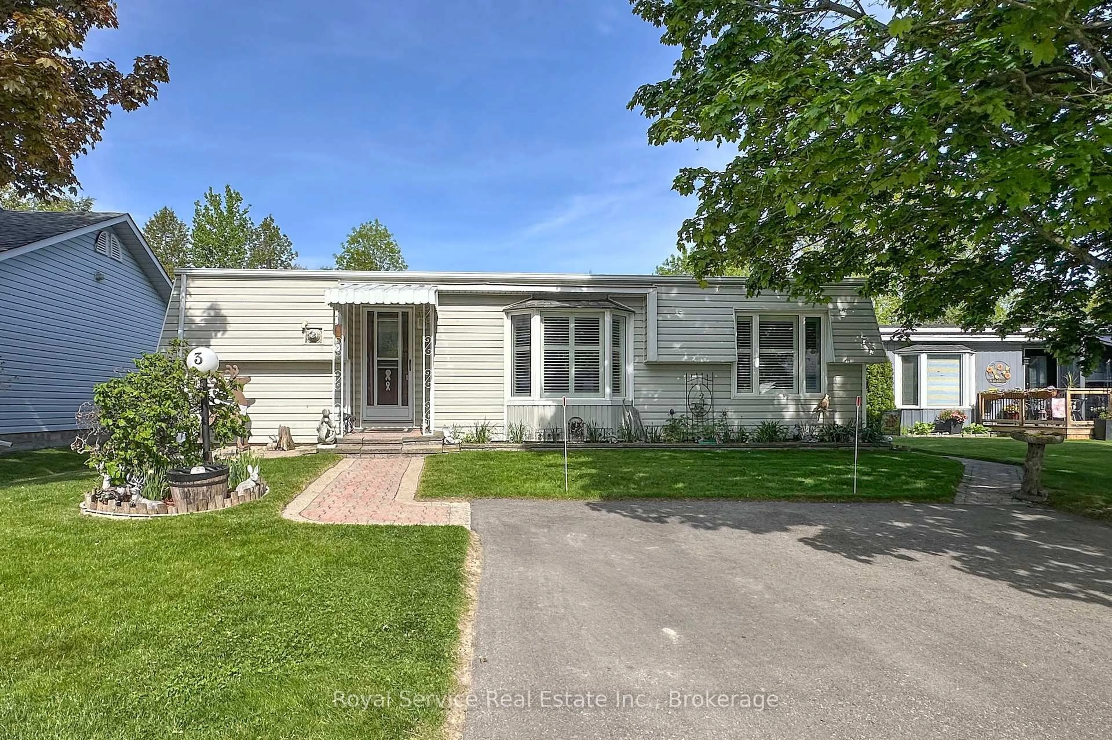 Home with vinyl exterior material, street for 3 Fairway Dr, Clarington Ontario L1B 1B5