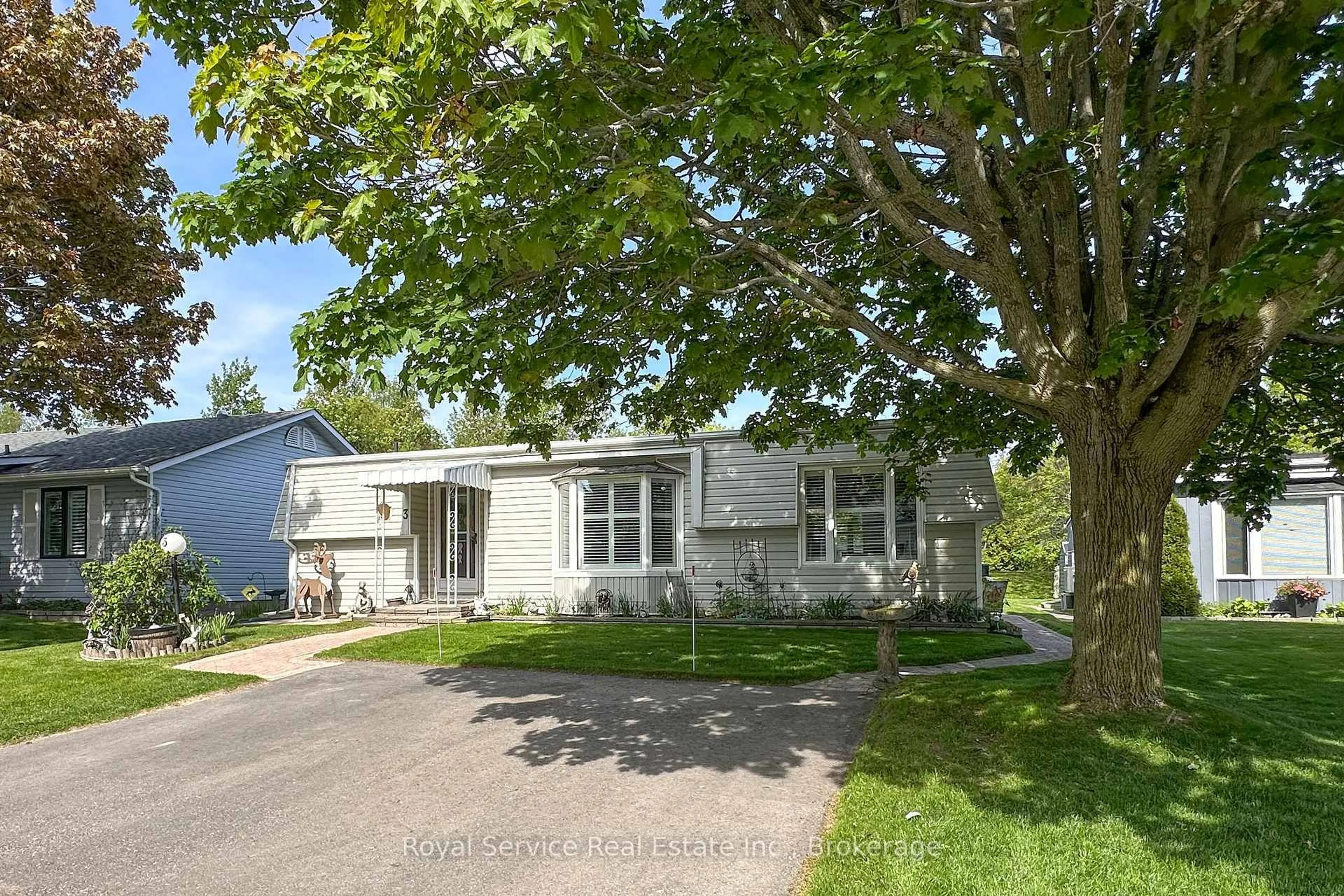 Home with vinyl exterior material, street for 3 Fairway Dr, Clarington Ontario L1B 1B5