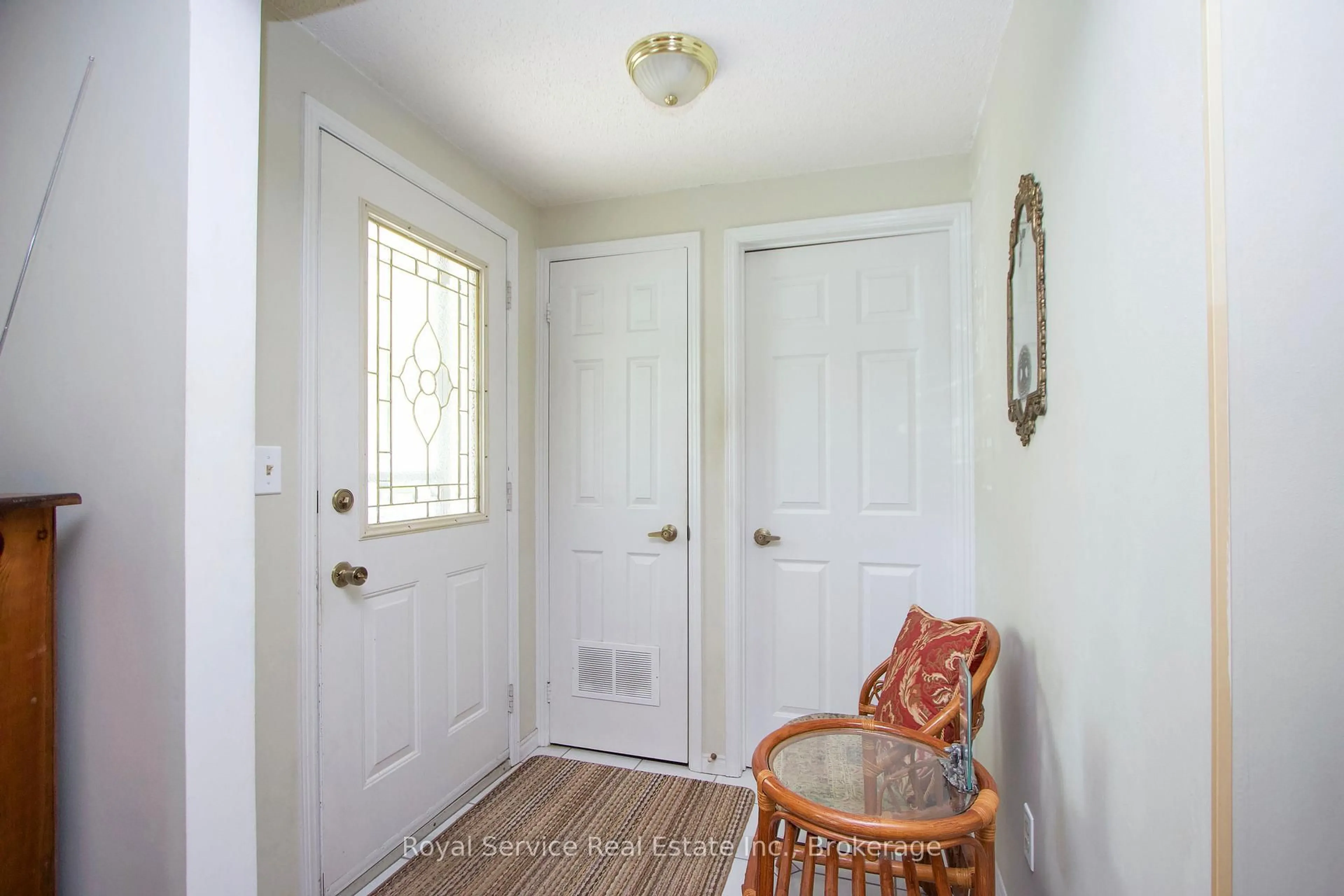 Indoor entryway for 3 Fairway Dr, Clarington Ontario L1B 1B5