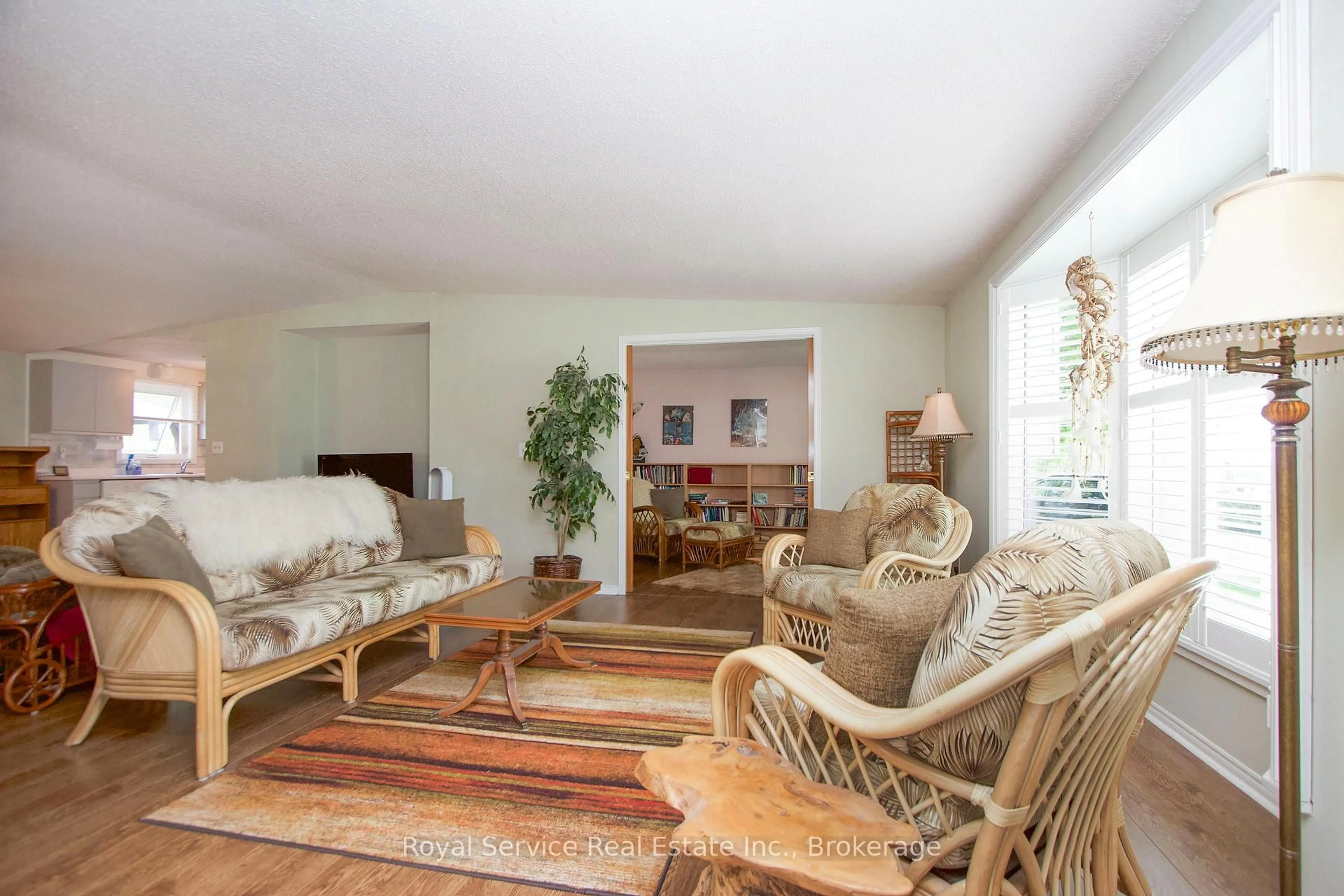 Living room with furniture, wood/laminate floor for 3 Fairway Dr, Clarington Ontario L1B 1B5