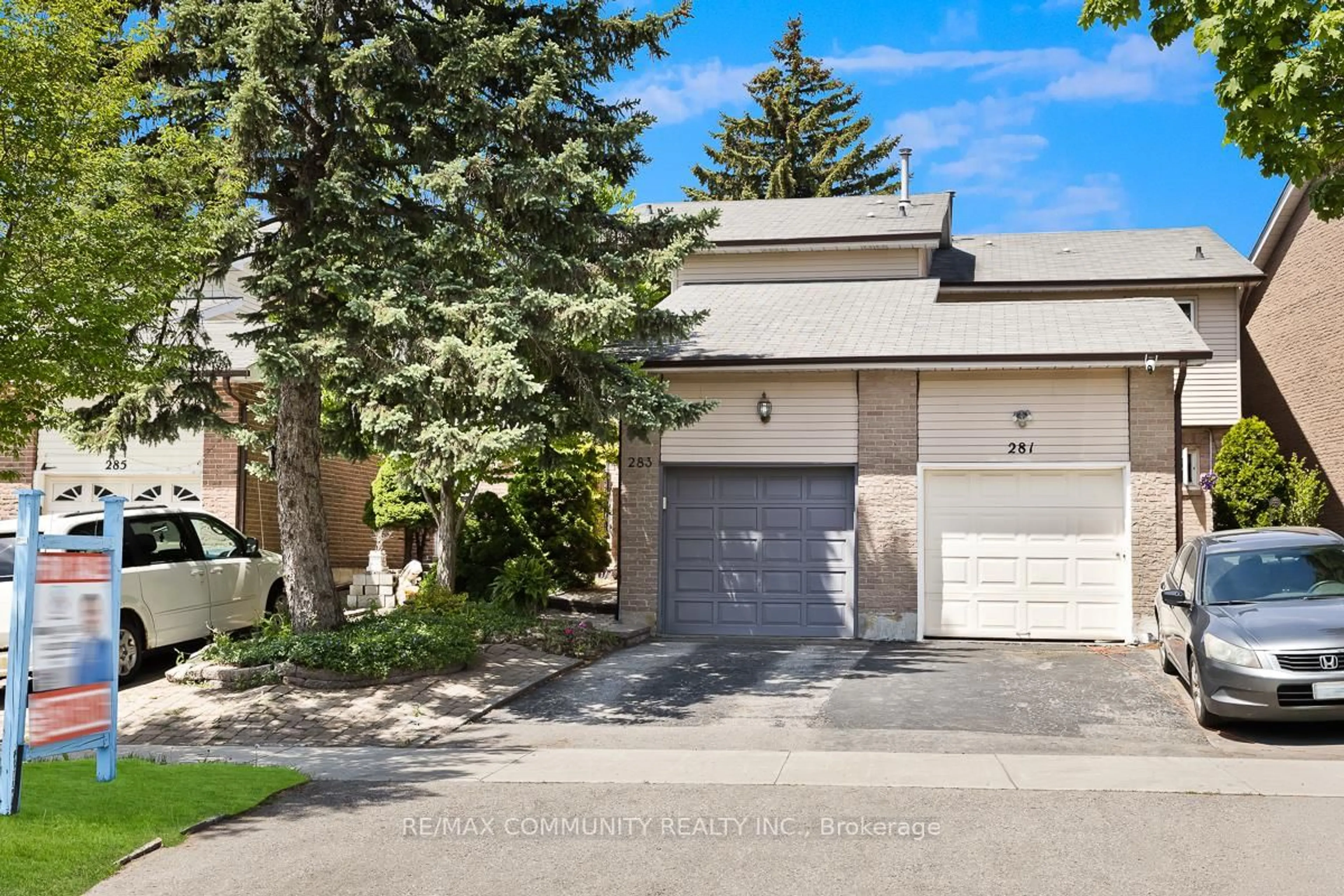 A pic from outside/outdoor area/front of a property/back of a property/a pic from drone, street for 283 Braymore Blvd, Toronto Ontario M1B 2H3