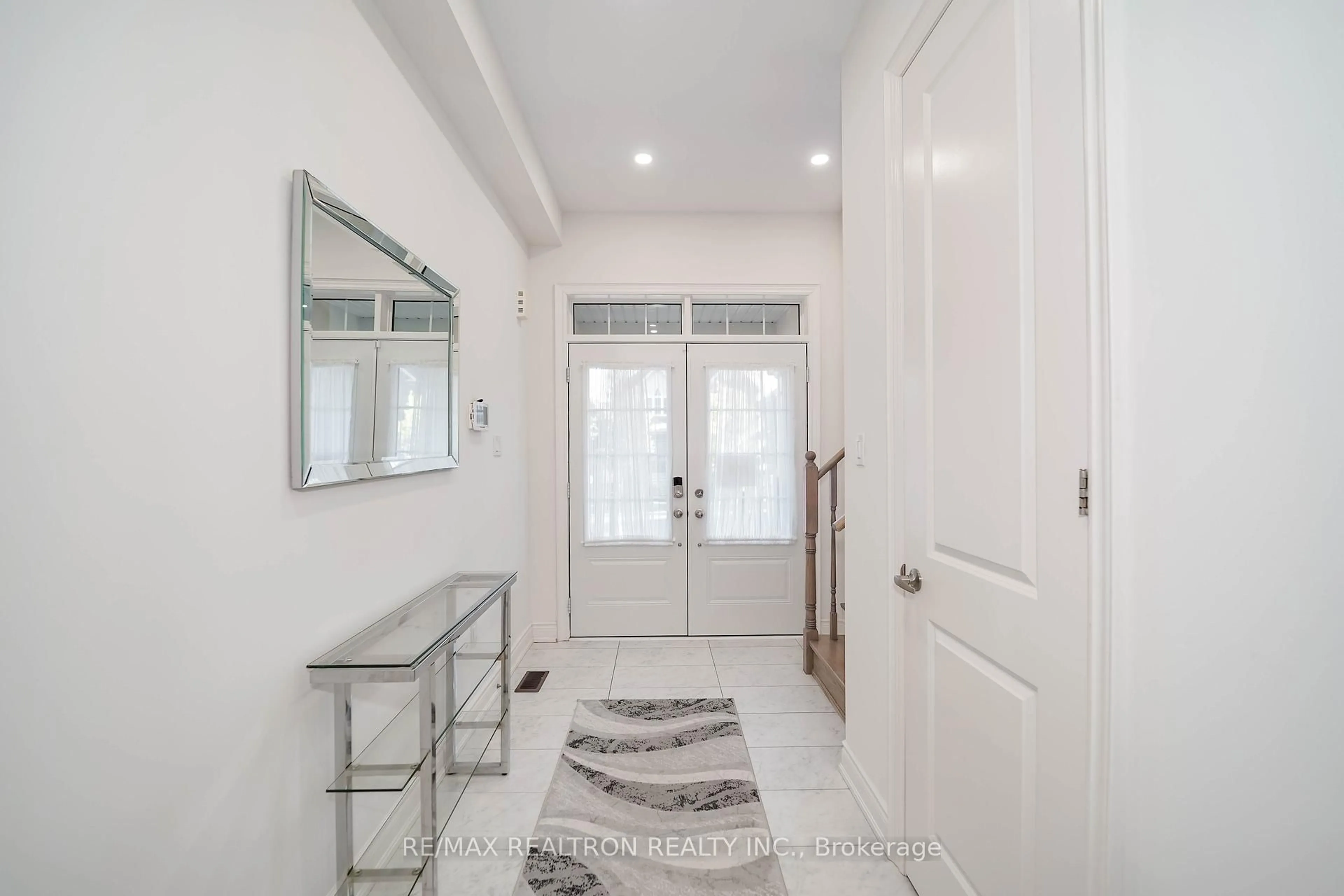 Indoor entryway for 219 Lyle Dr, Clarington Ontario L1C 0V6