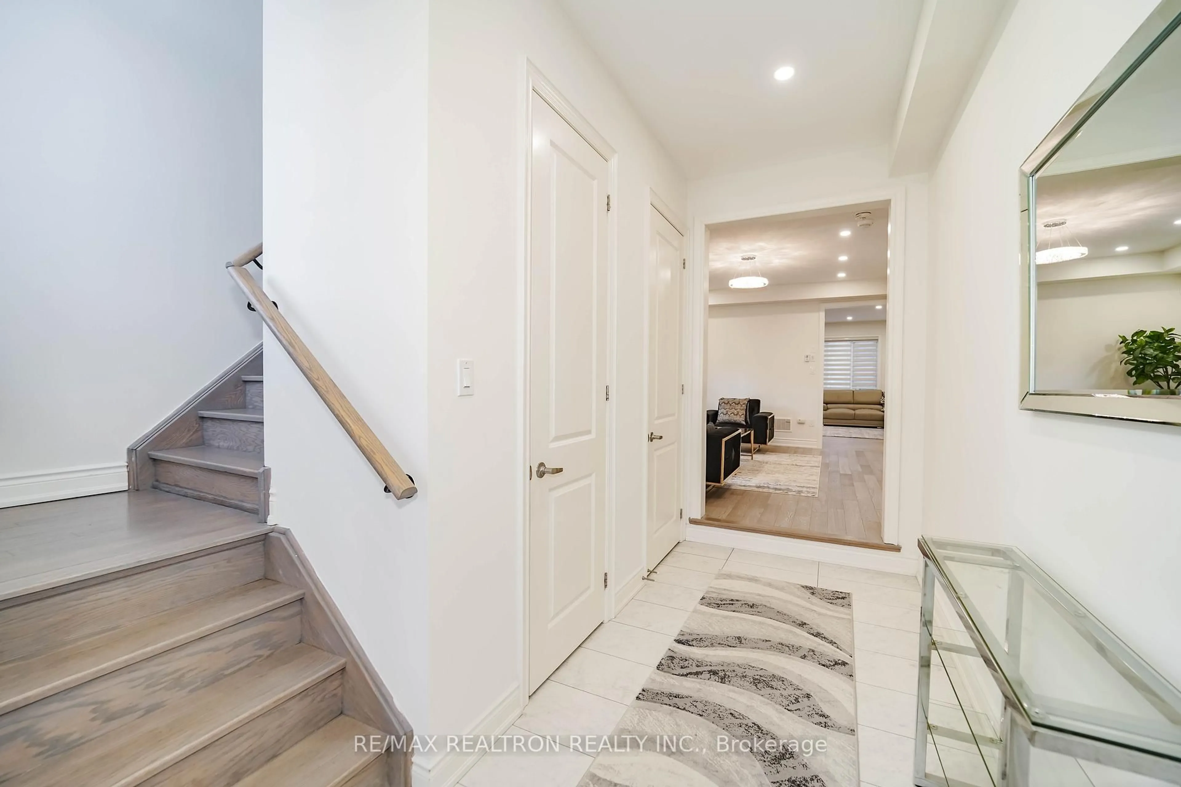 Indoor entryway for 219 Lyle Dr, Clarington Ontario L1C 0V6