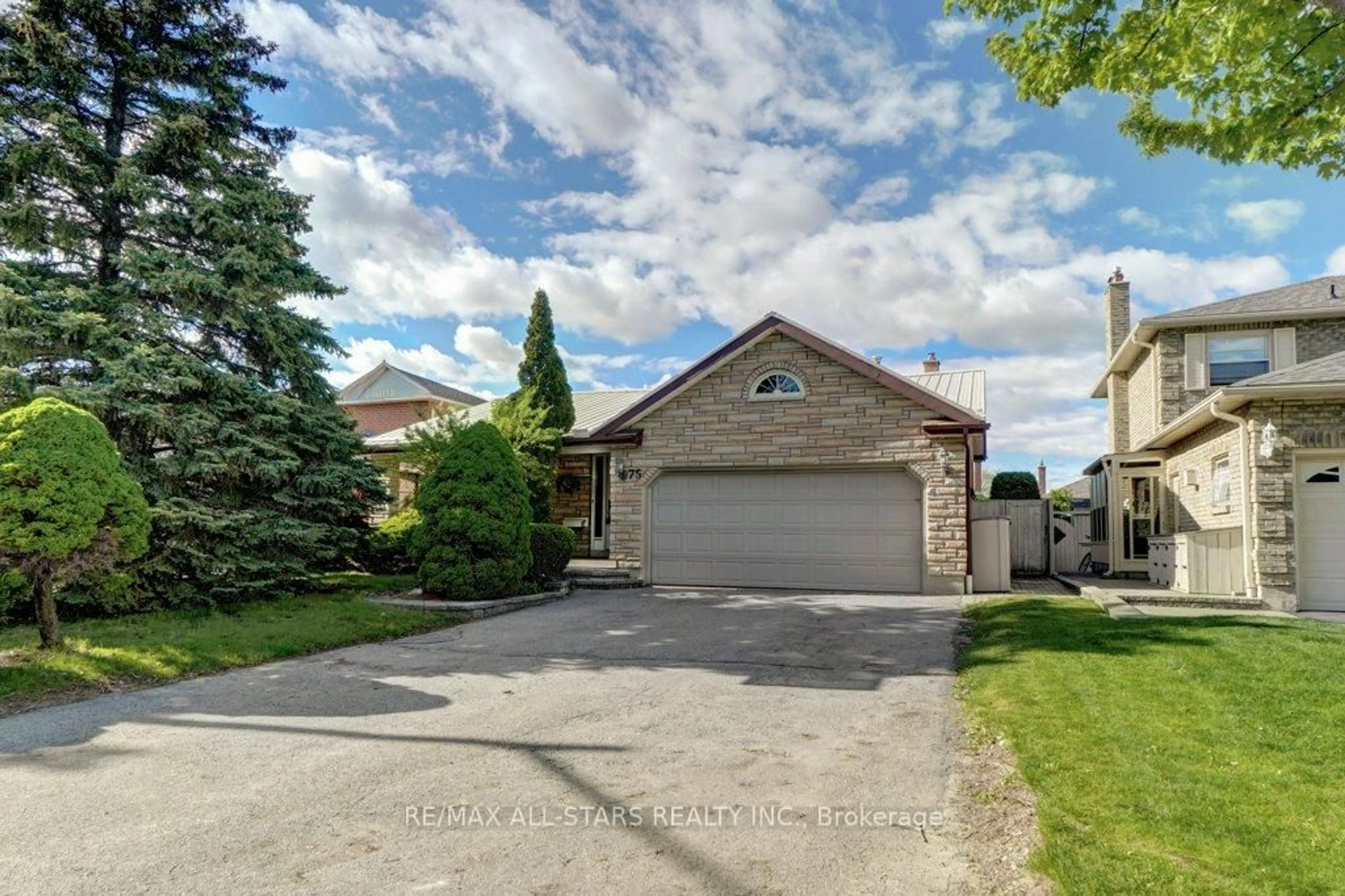 A pic from outside/outdoor area/front of a property/back of a property/a pic from drone, street for 75 Hawley Cres, Whitby Ontario L1N 6X6
