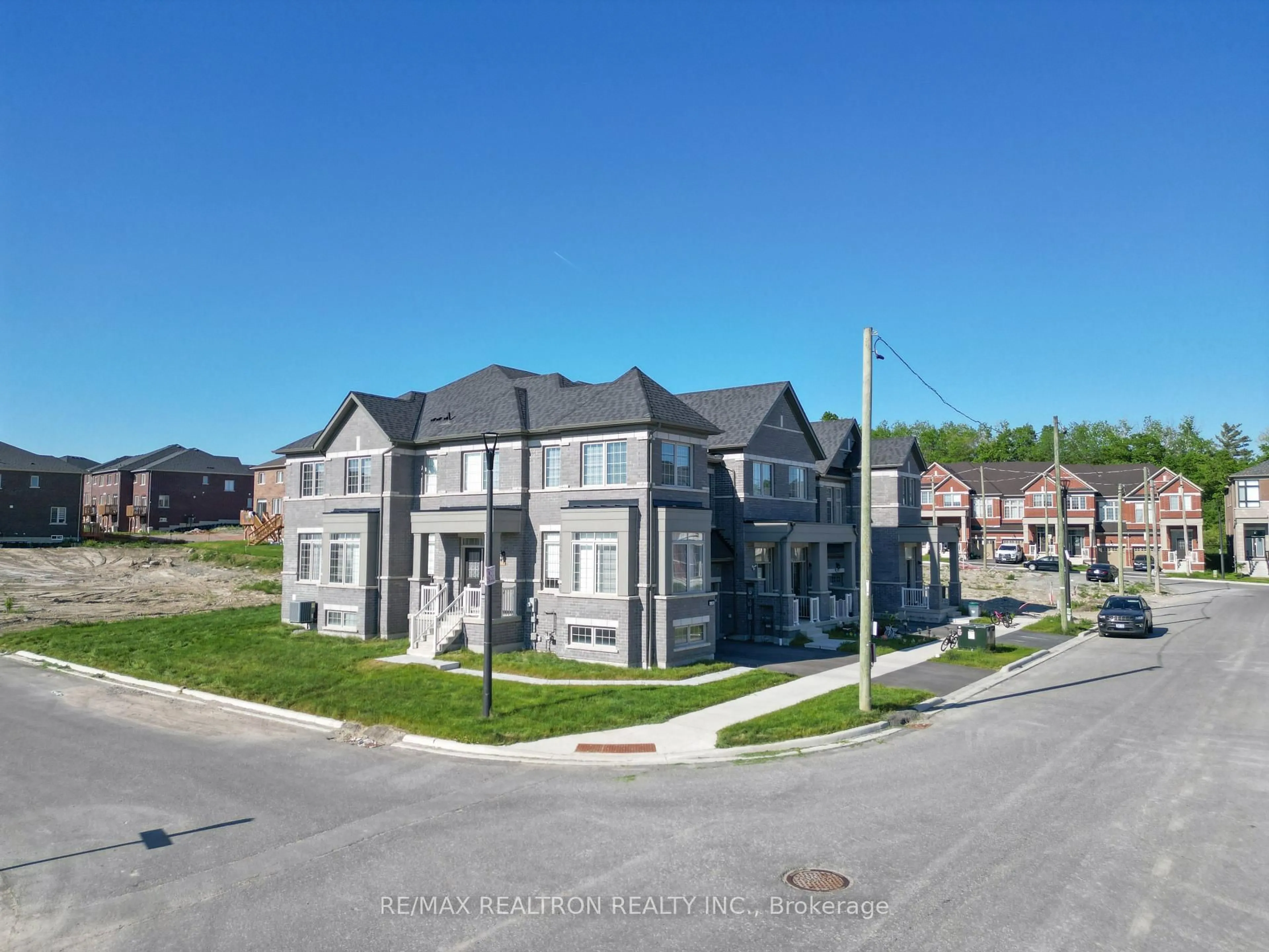 A pic from outside/outdoor area/front of a property/back of a property/a pic from drone, unknown for 988 Grosbeak Tr, Pickering Ontario L1X 0P6