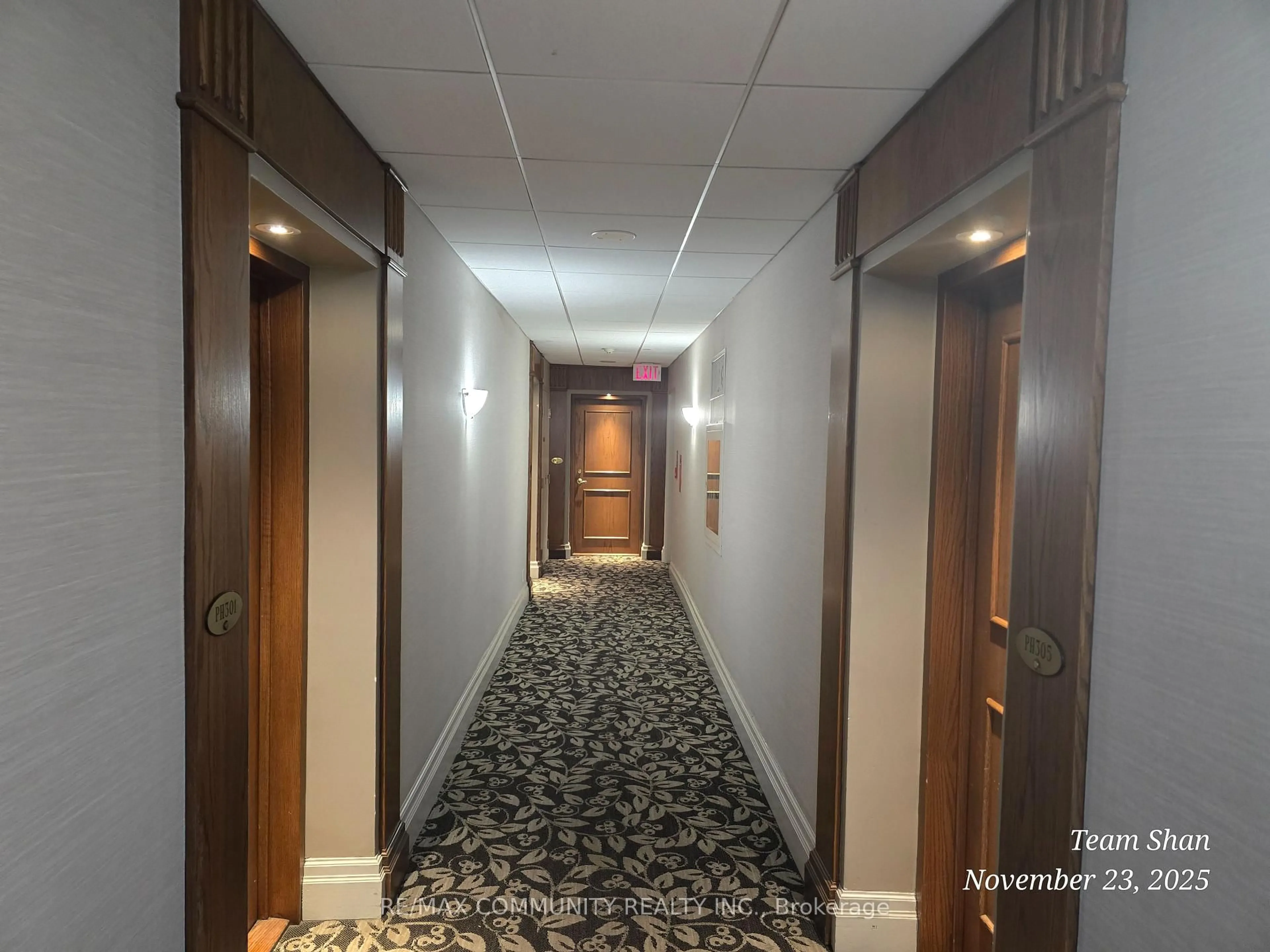 Indoor foyer for 1 Lee Centere Dr #PH302, Toronto Ontario M1H 3J2