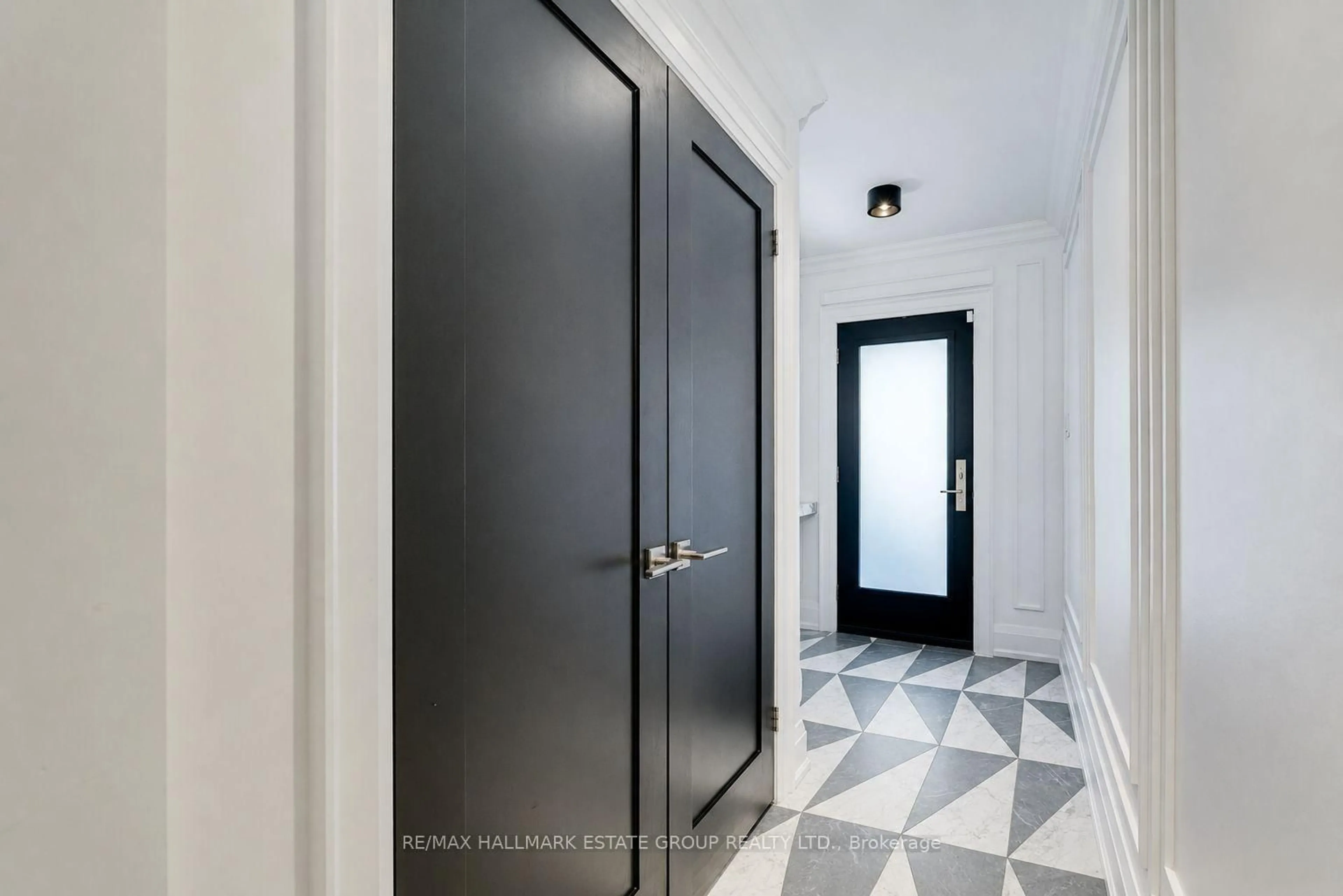 Indoor entryway for 40 Courcelette Rd, Toronto Ontario M1N 2S8