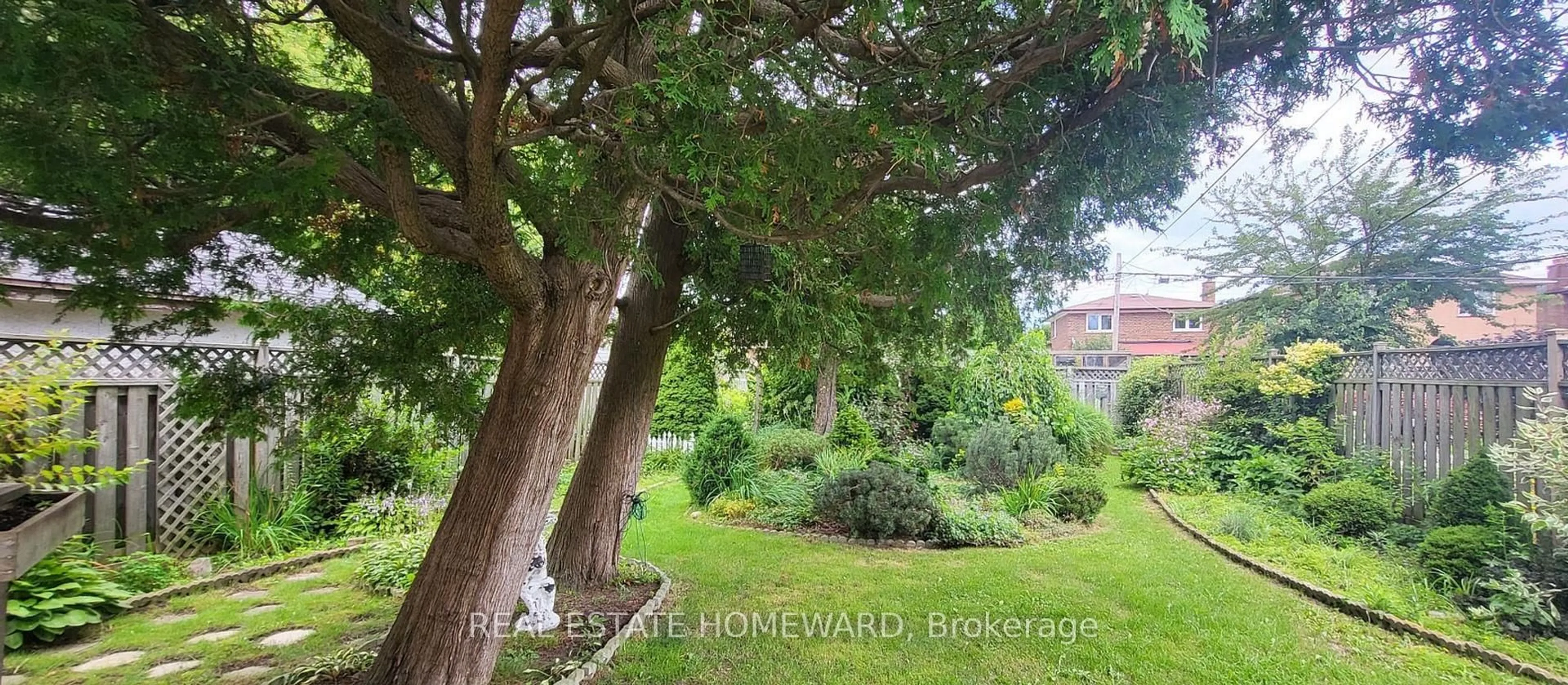 A pic from outside/outdoor area/front of a property/back of a property/a pic from drone, forest/trees view for 45 Commonwealth Ave, Toronto Ontario M1K 4K1