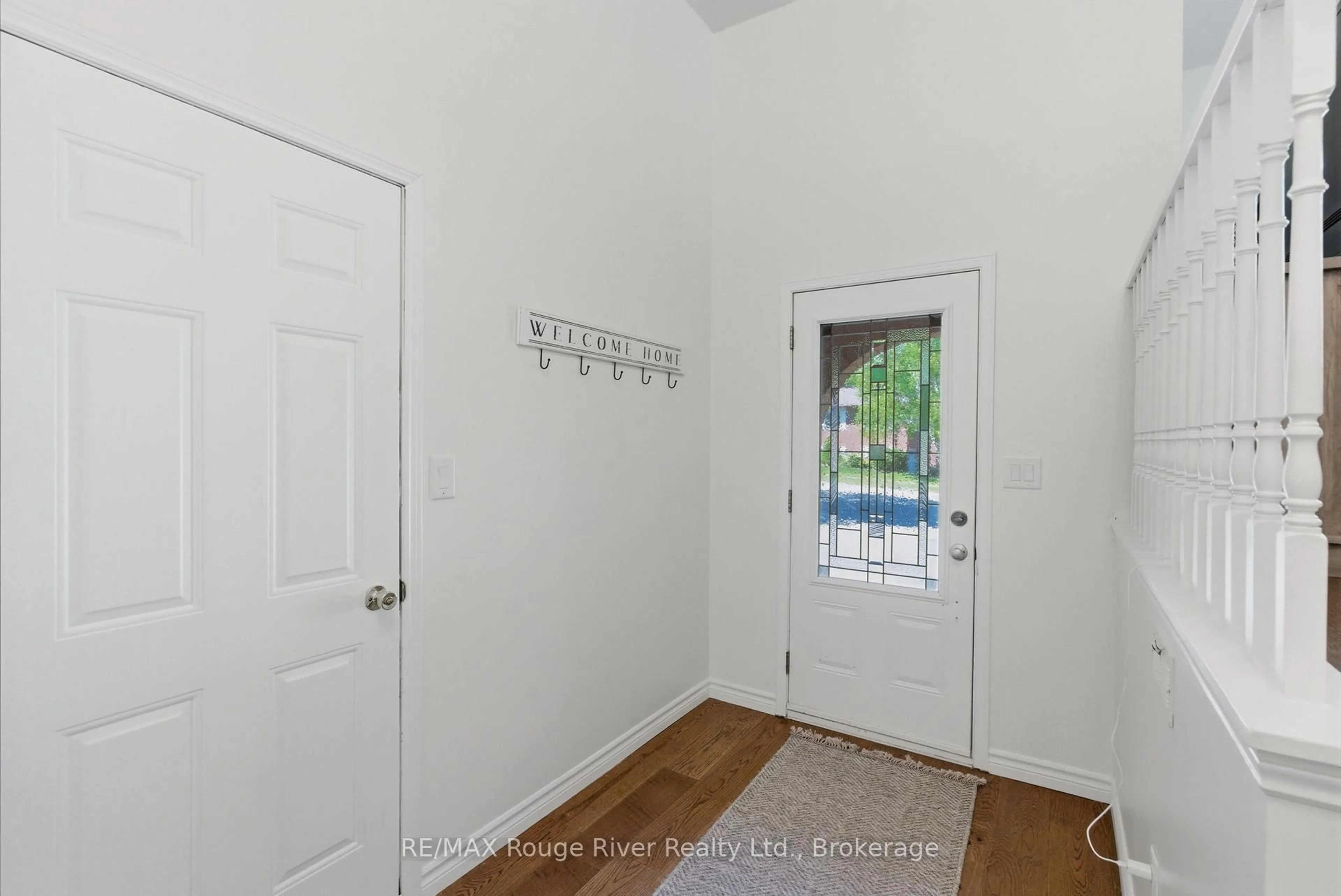 Indoor entryway for 15 Lakeview Dr, Scugog Ontario L9L 1G9