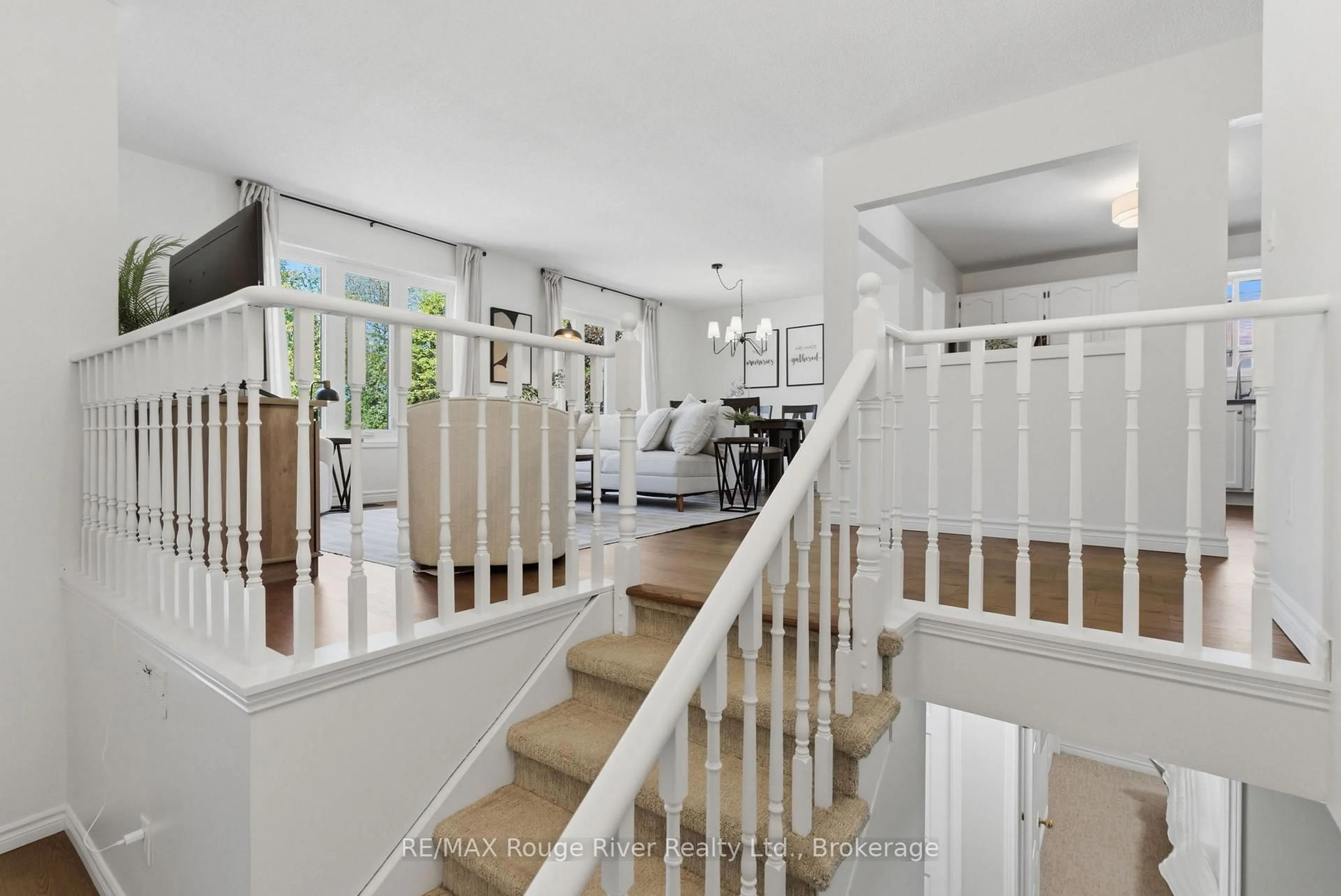 Indoor foyer for 15 Lakeview Dr, Scugog Ontario L9L 1G9