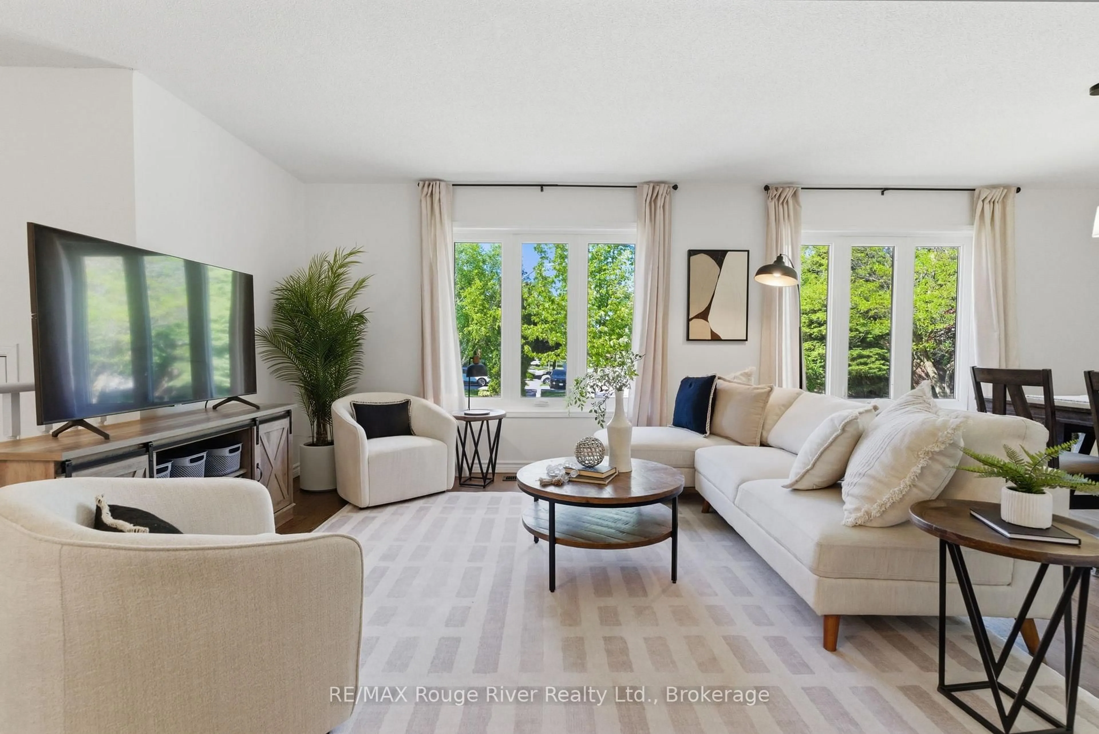 Living room with furniture, unknown for 15 Lakeview Dr, Scugog Ontario L9L 1G9