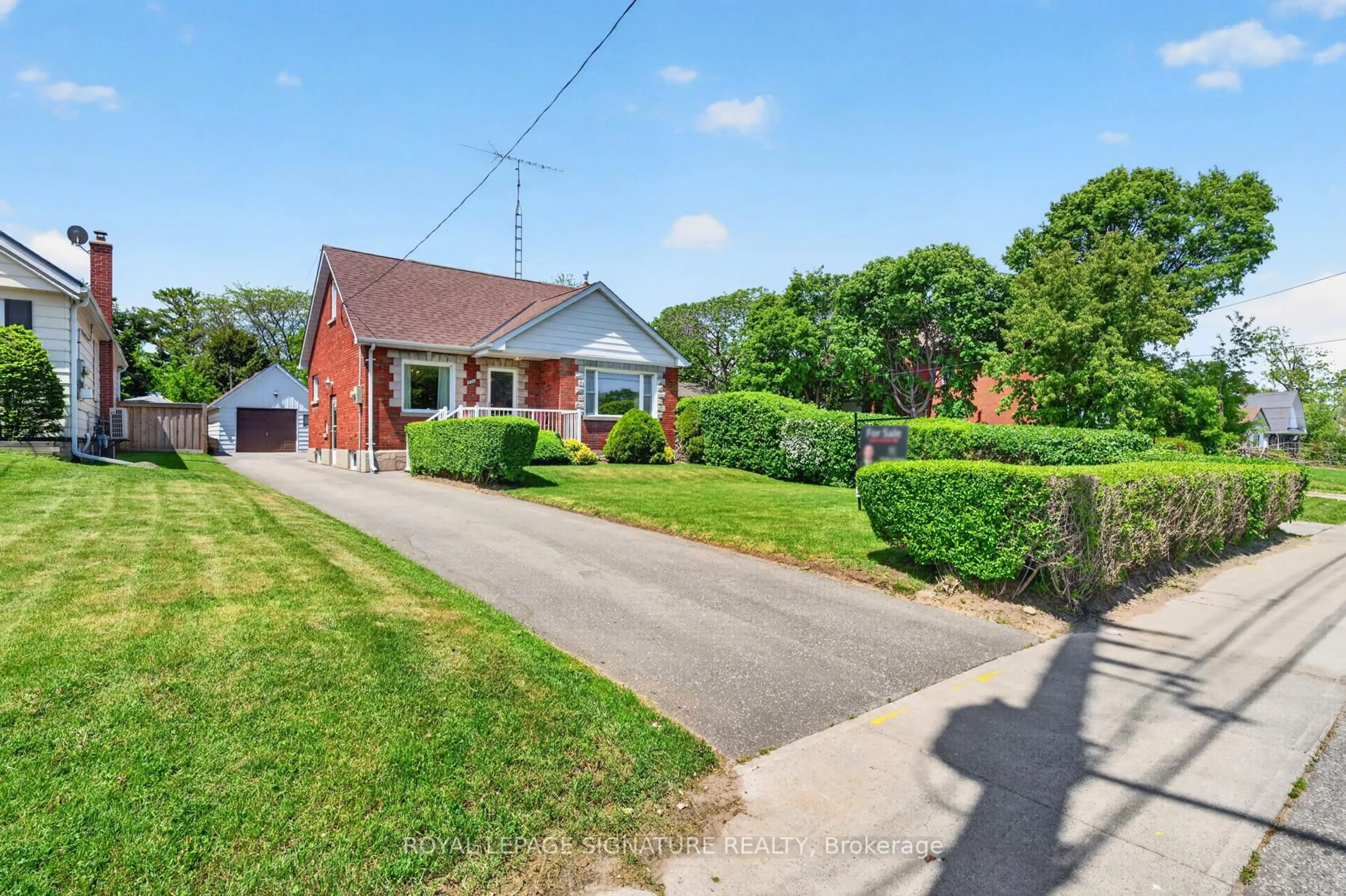 A pic from outside/outdoor area/front of a property/back of a property/a pic from drone, street for 820 Simcoe St, Oshawa Ontario L1G 4V8