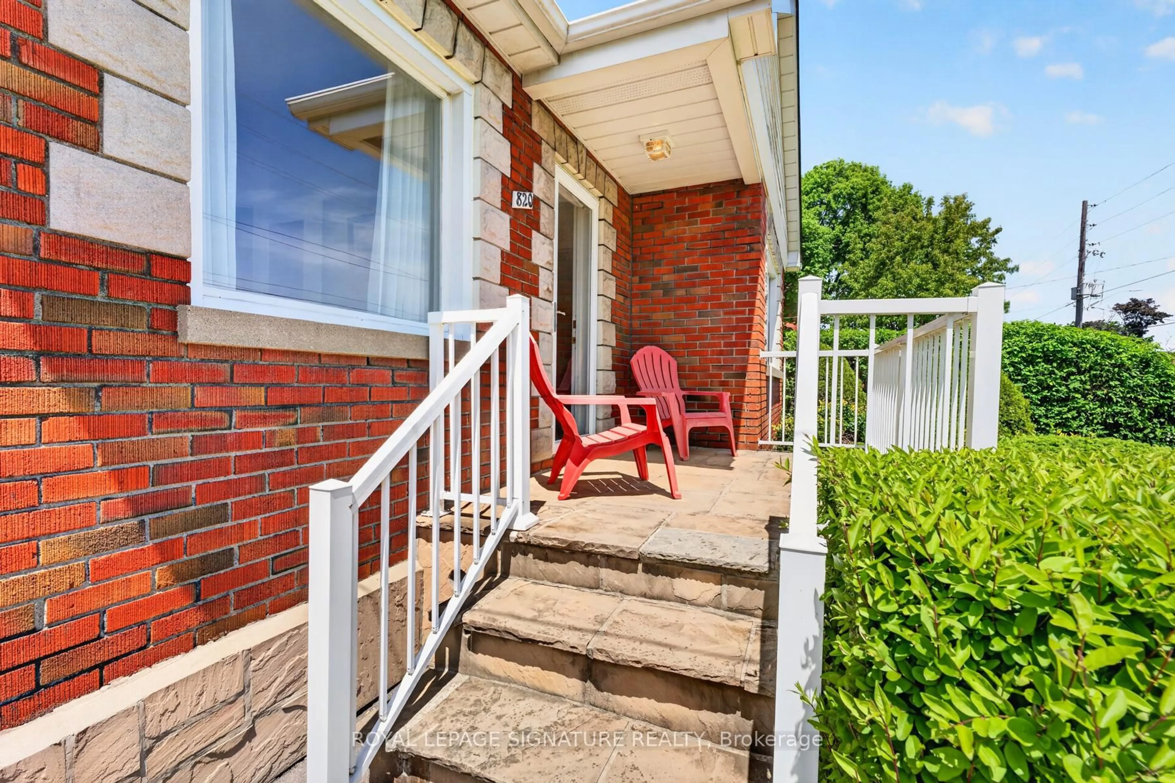Patio, street for 820 Simcoe St, Oshawa Ontario L1G 4V8