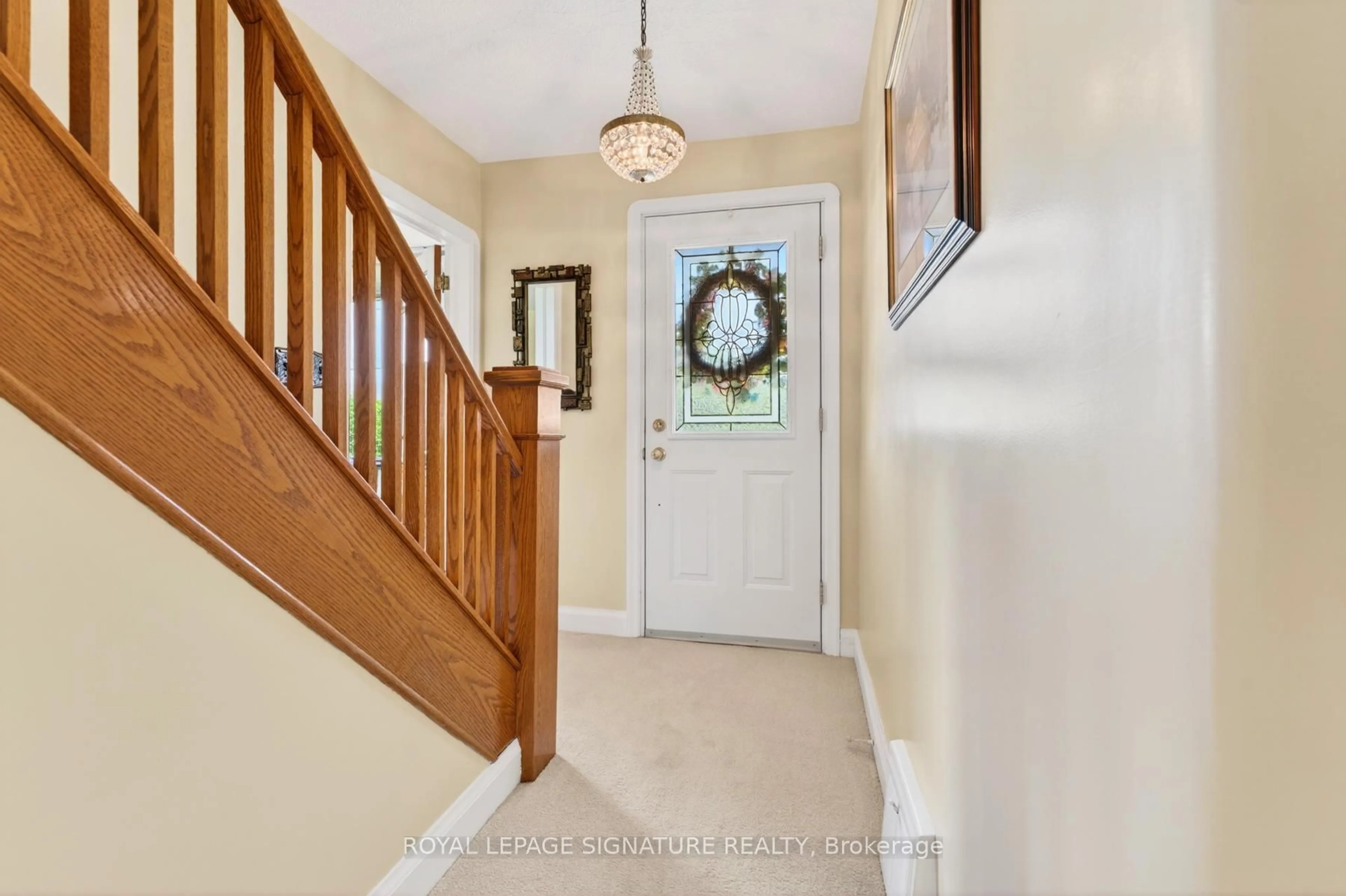 Indoor entryway for 820 Simcoe St, Oshawa Ontario L1G 4V8