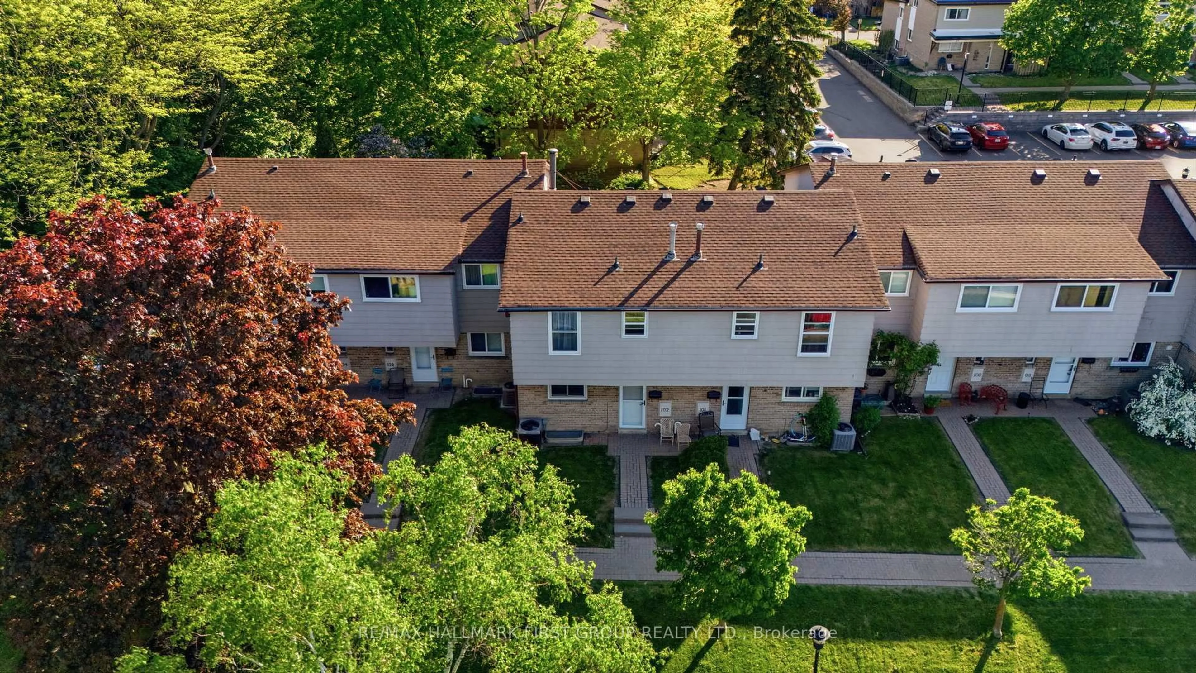 A pic from outside/outdoor area/front of a property/back of a property/a pic from drone, street for 925 Bayly St #102, Pickering Ontario L1W 1L4
