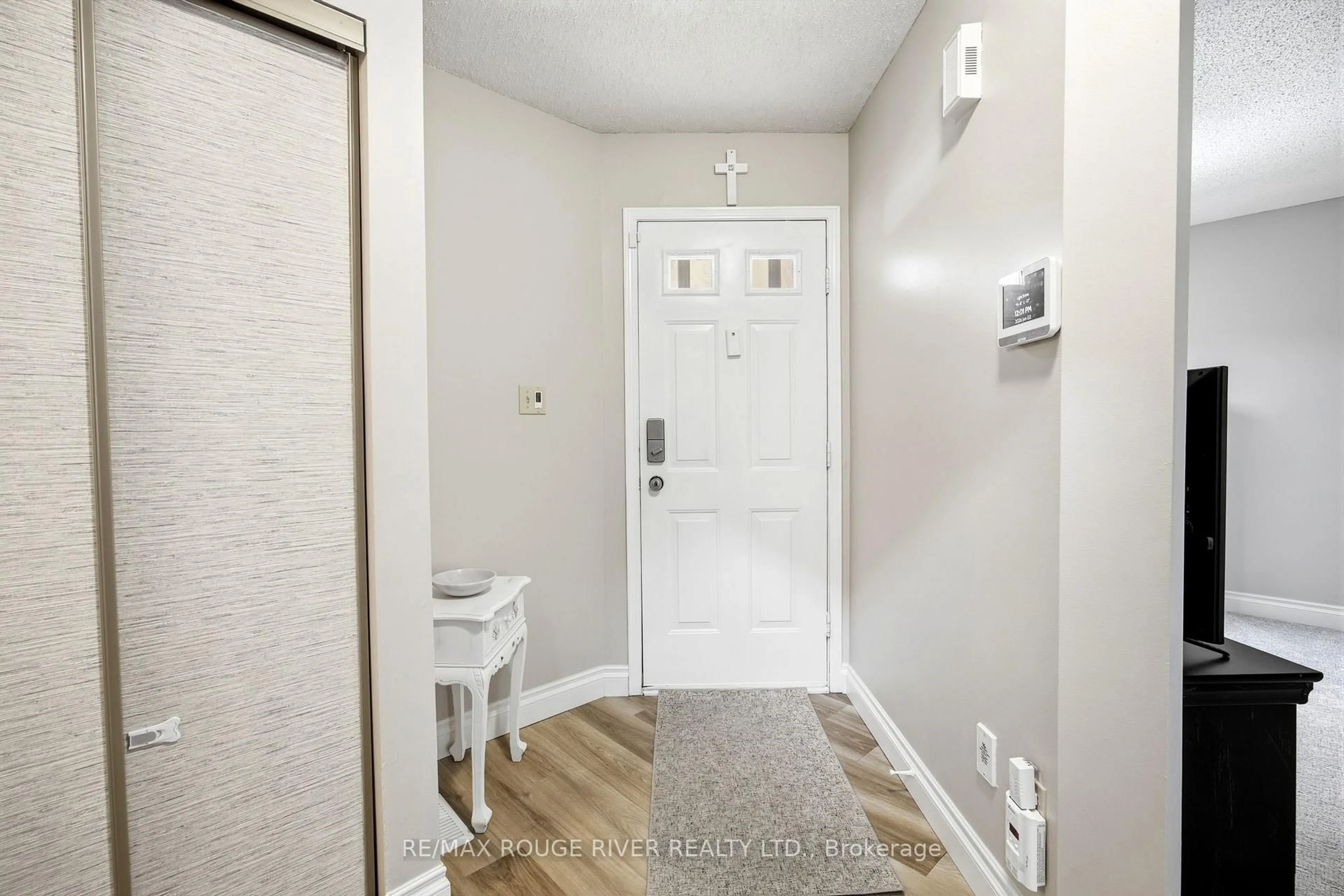 Indoor entryway for 25 Cobblestone Dr, Whitby Ontario L1R 2A4