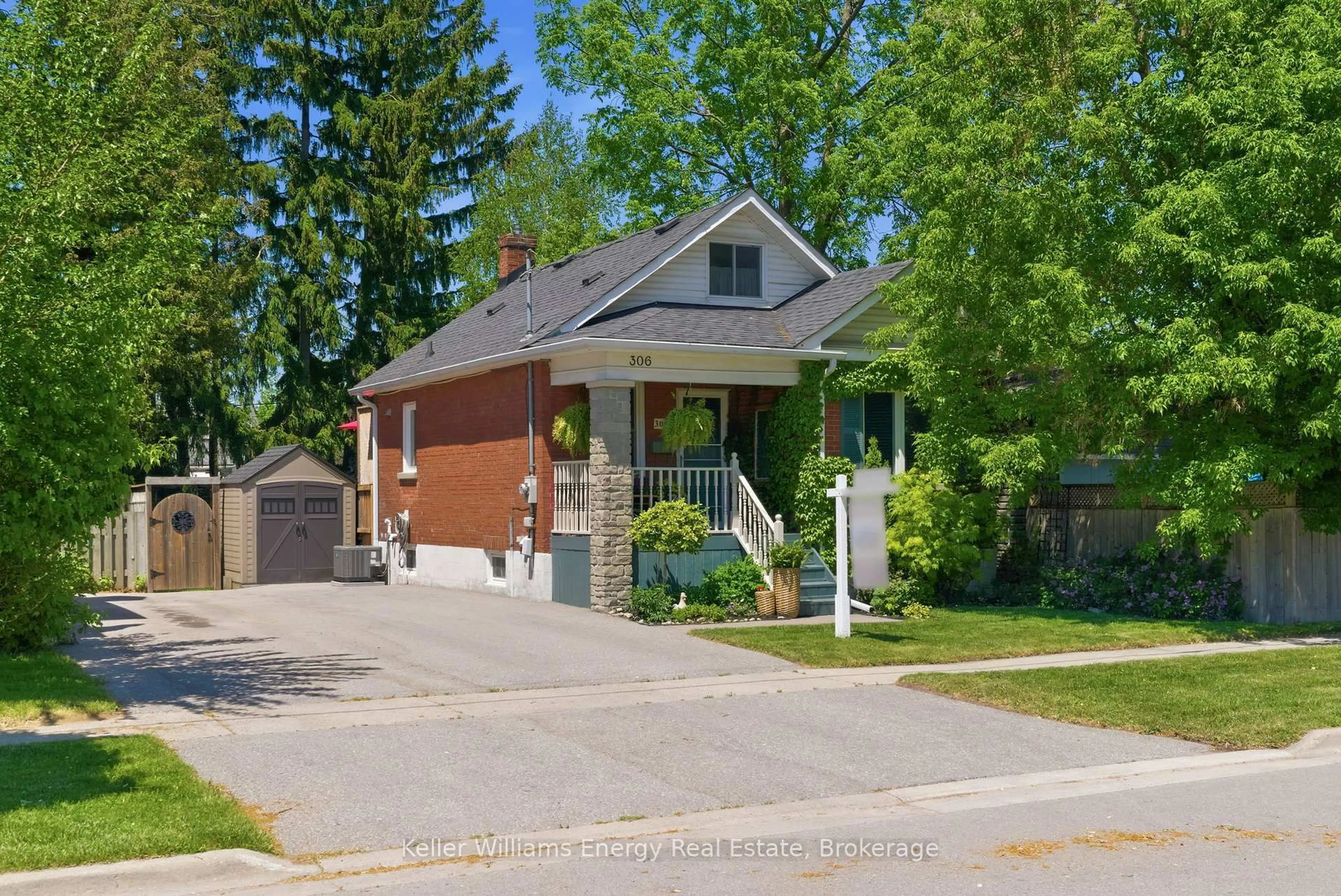 Home with brick exterior material, street for 306 Courcellette Ave, Oshawa Ontario L1H 2E5