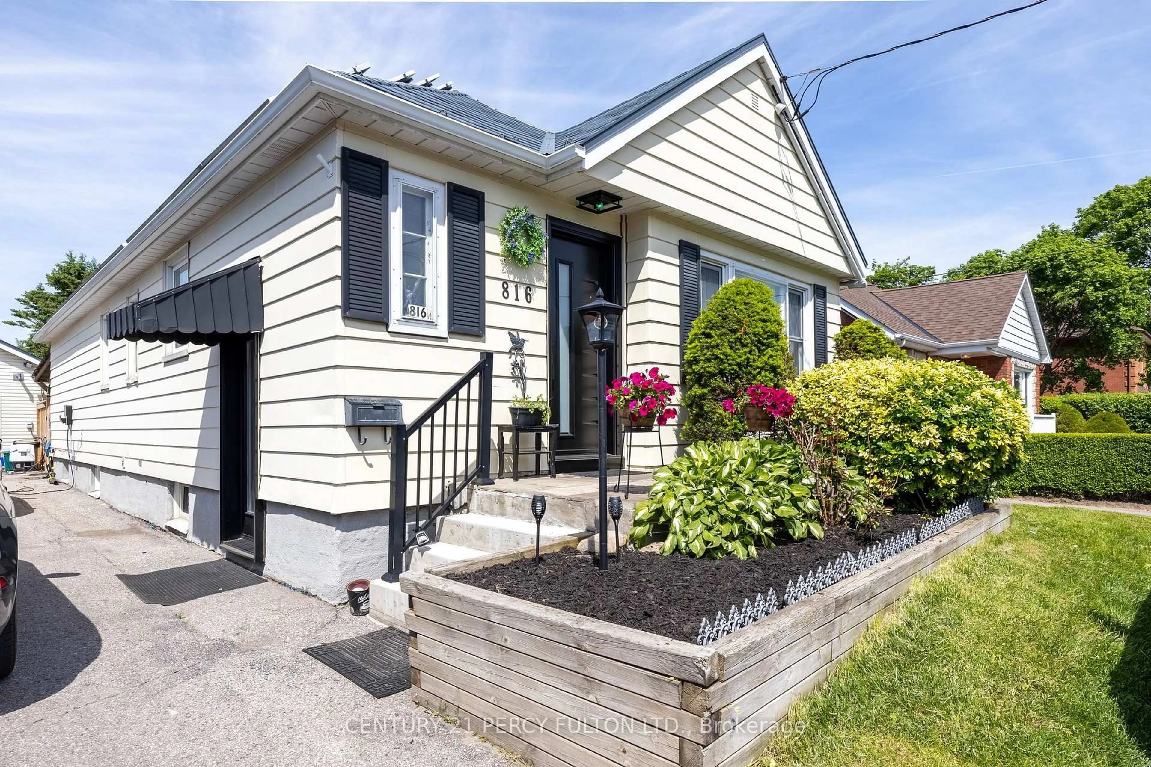 Home with vinyl exterior material, street for 816 SIMCOE St, Oshawa Ontario L1G 4V8