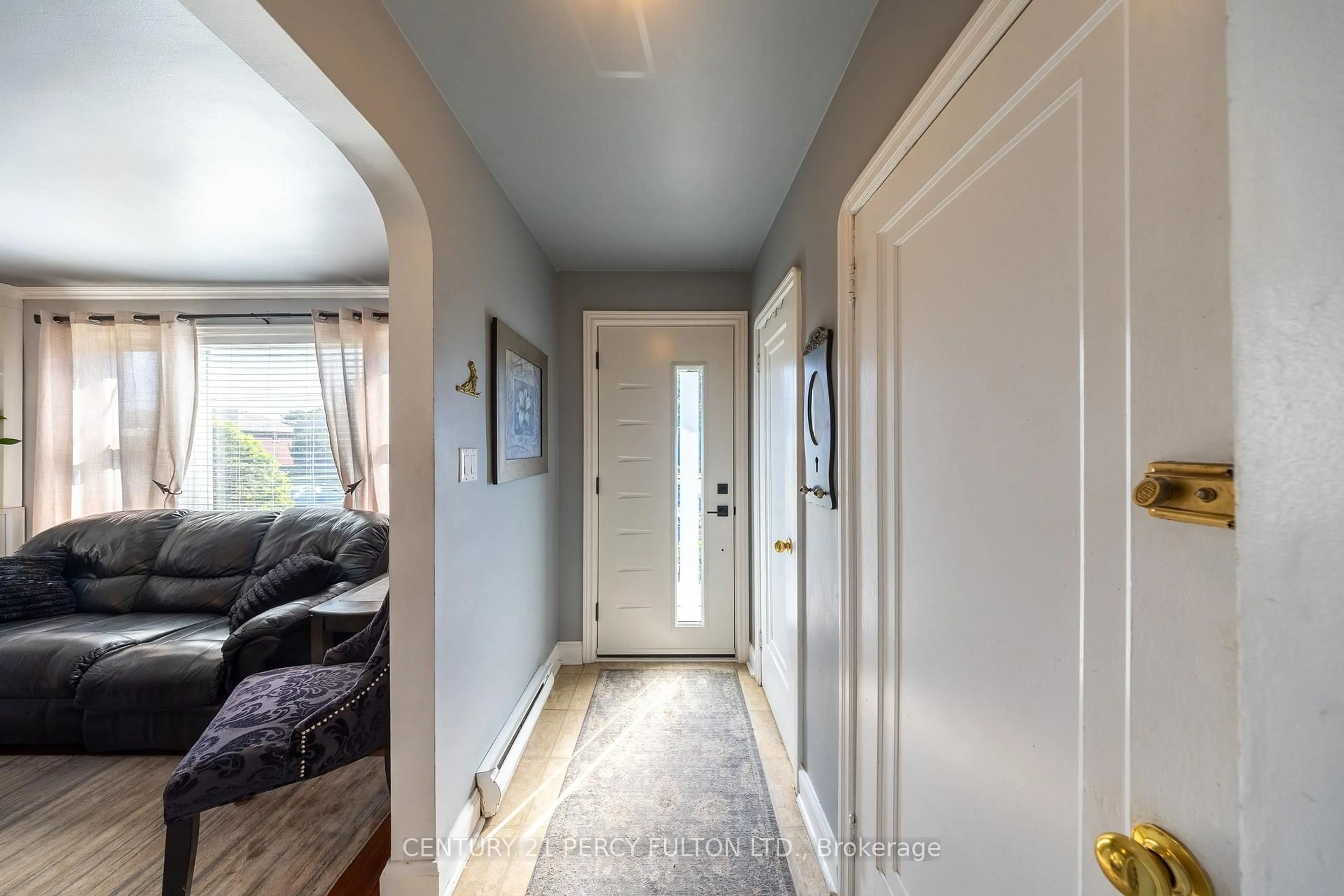 Indoor entryway for 816 SIMCOE St, Oshawa Ontario L1G 4V8