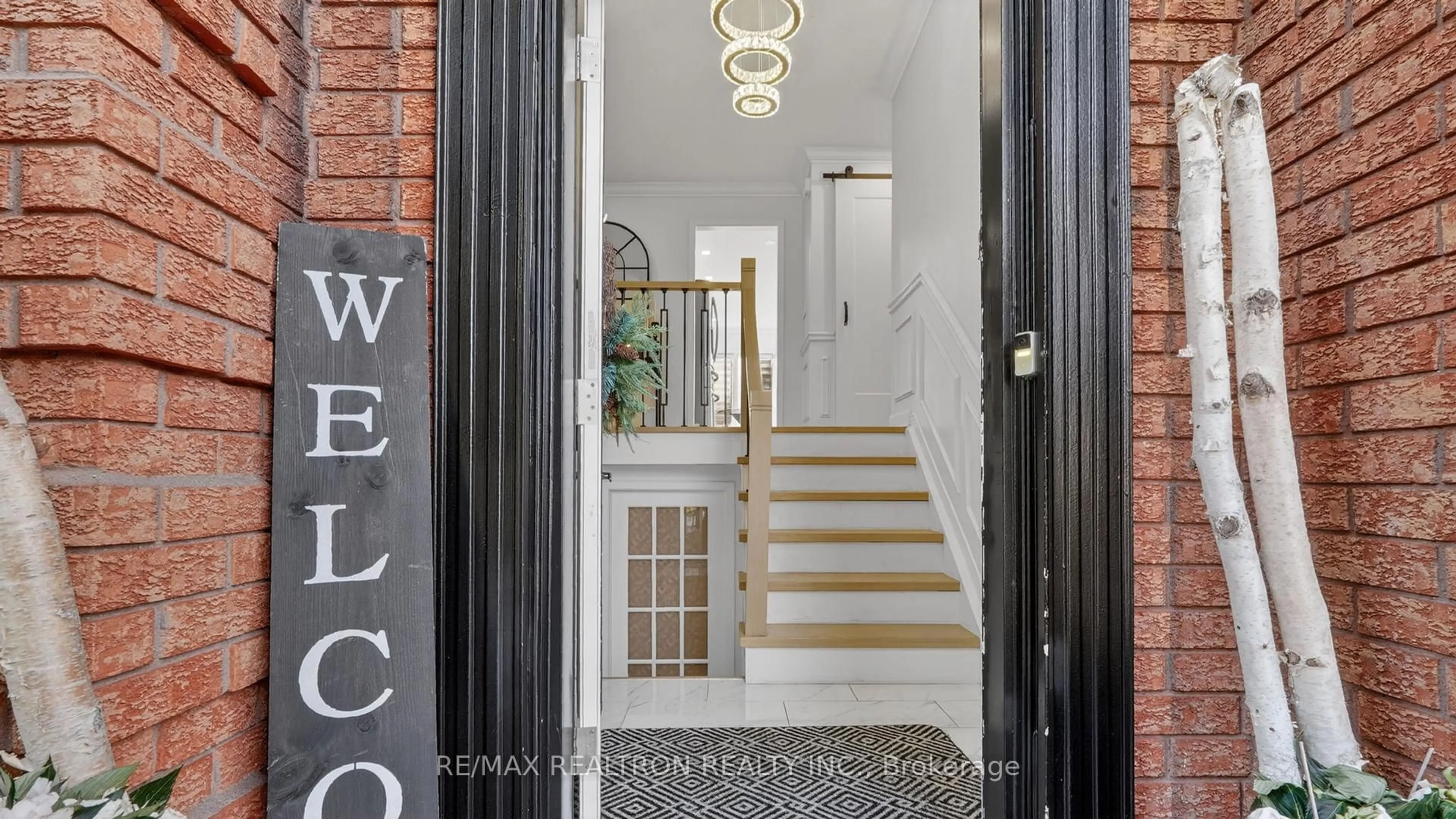 Indoor entryway for 57 Foxhunt Tr, Clarington Ontario L1E 1E4