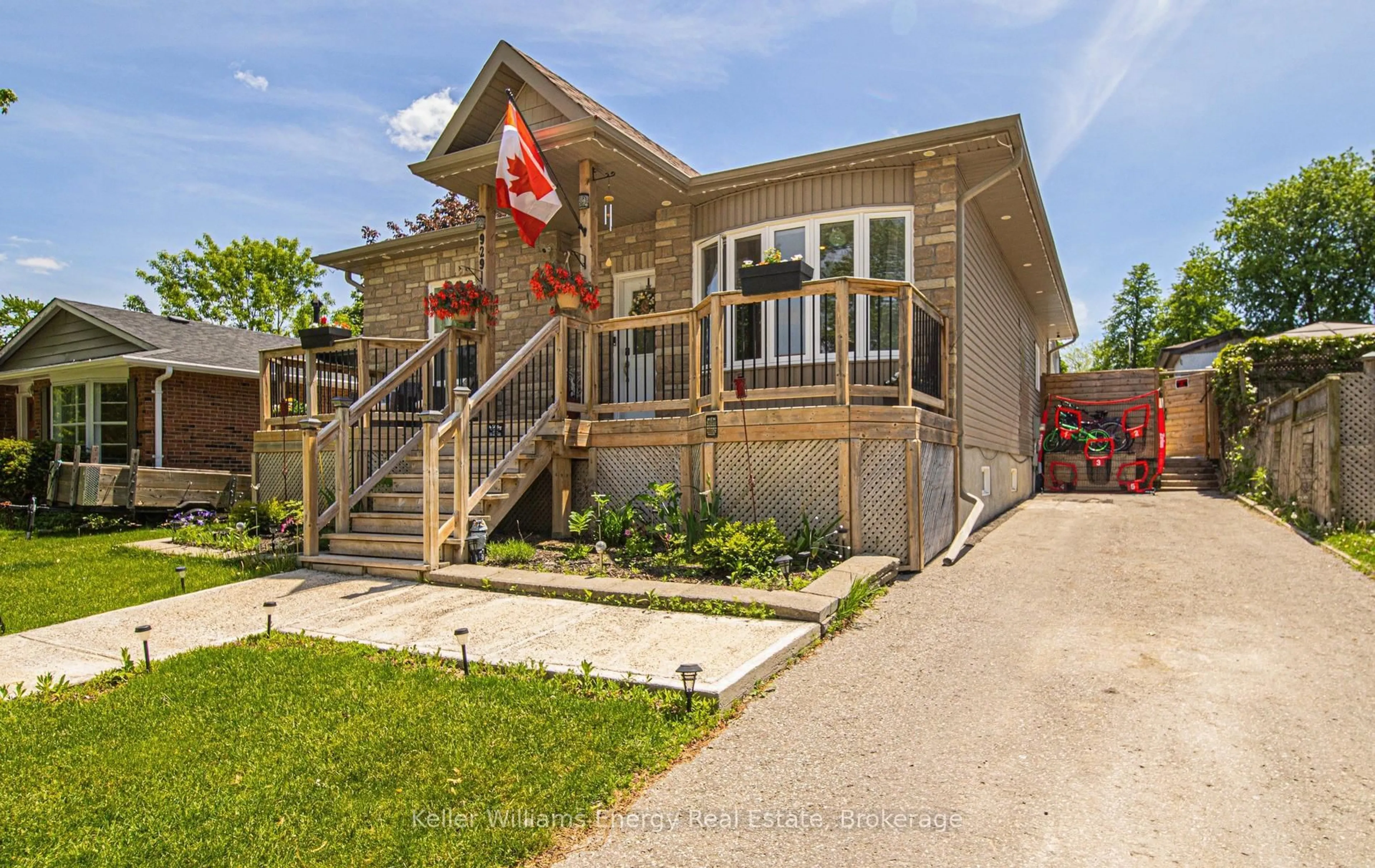 Home with brick exterior material, street for 929 Dublin St, Whitby Ontario L1N 1Y9