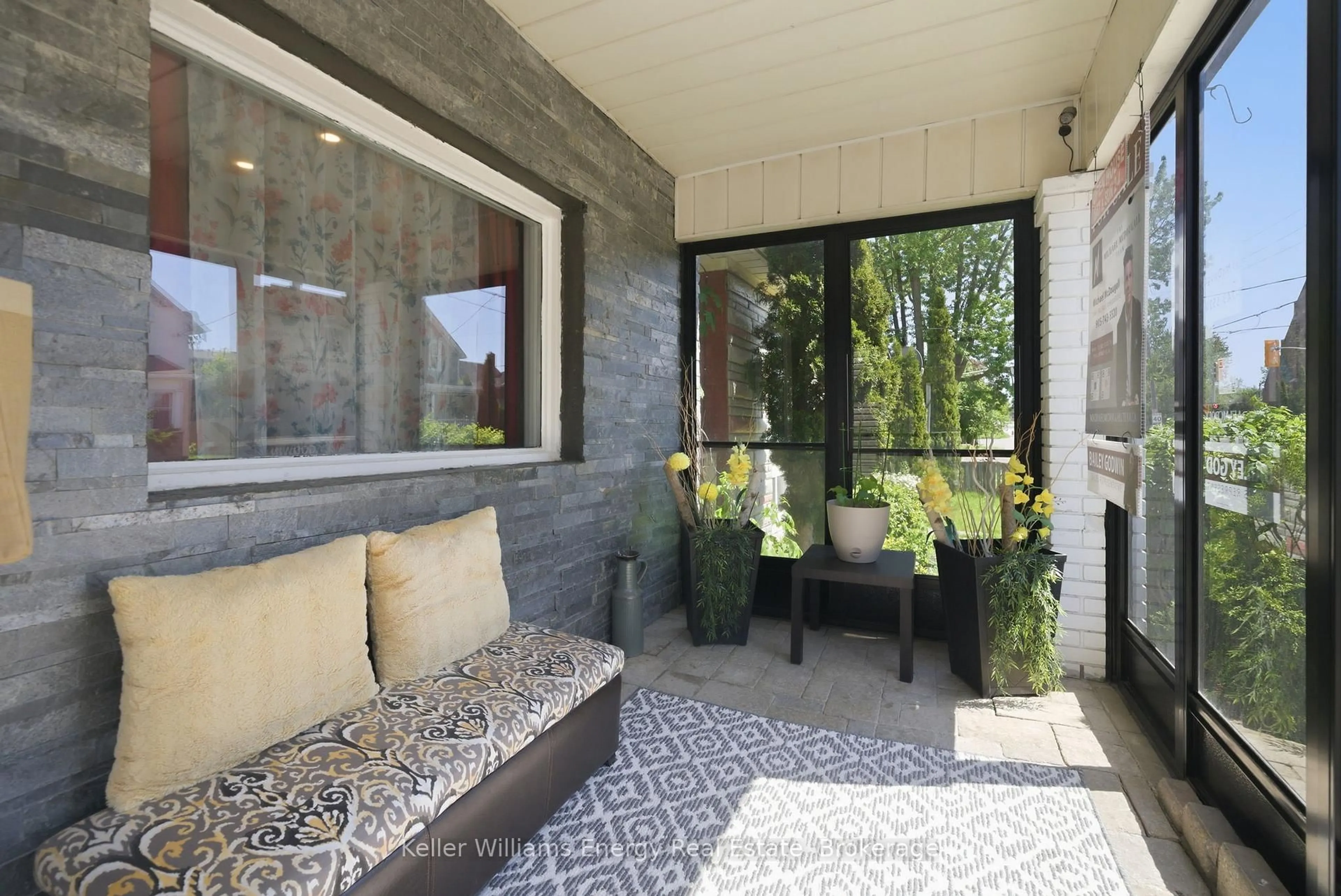 Patio, street for 327 Albert St, Oshawa Ontario L1H 4S2
