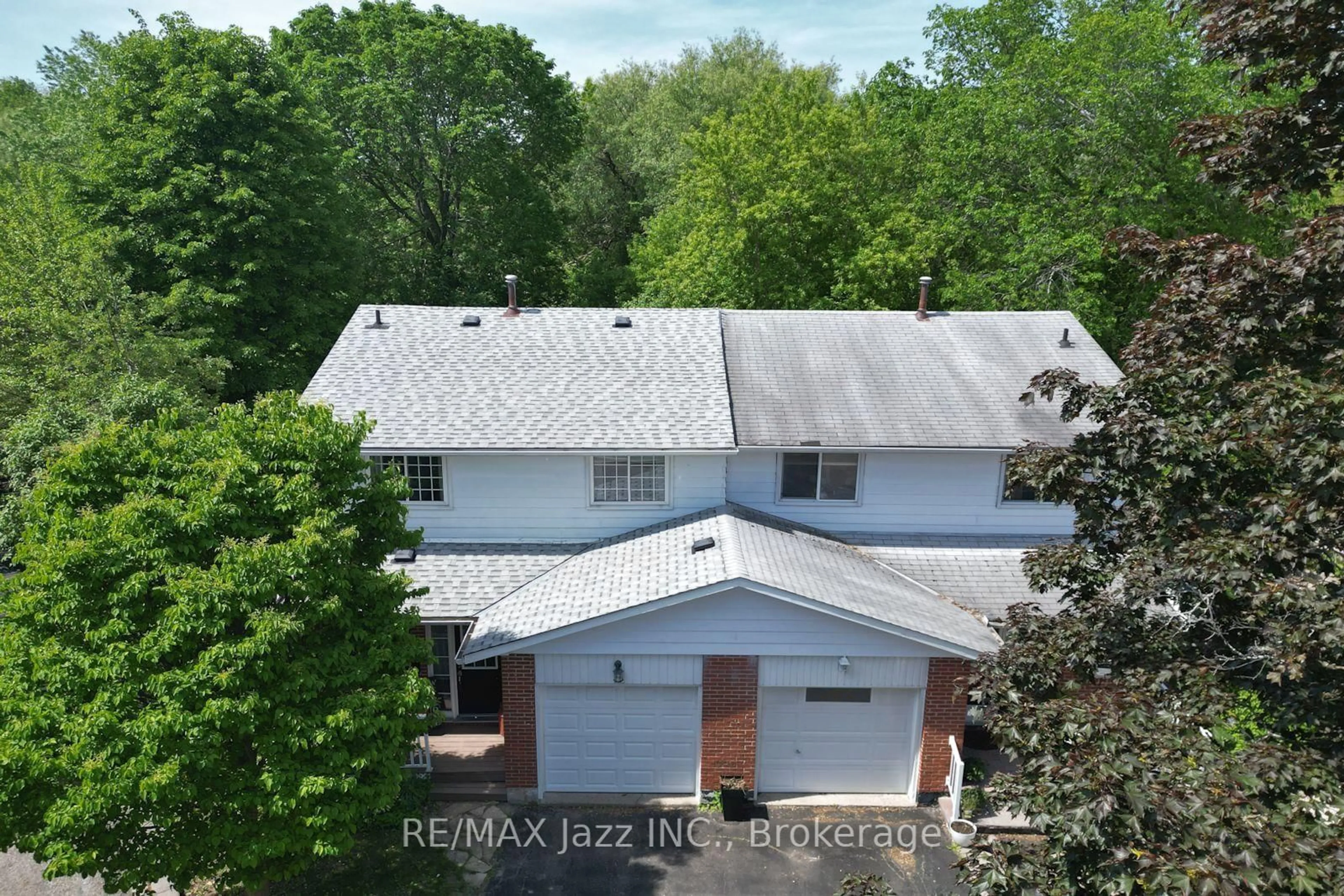 A pic from outside/outdoor area/front of a property/back of a property/a pic from drone, unknown for 737 Greenoch Crt, Oshawa Ontario L1J 6H4
