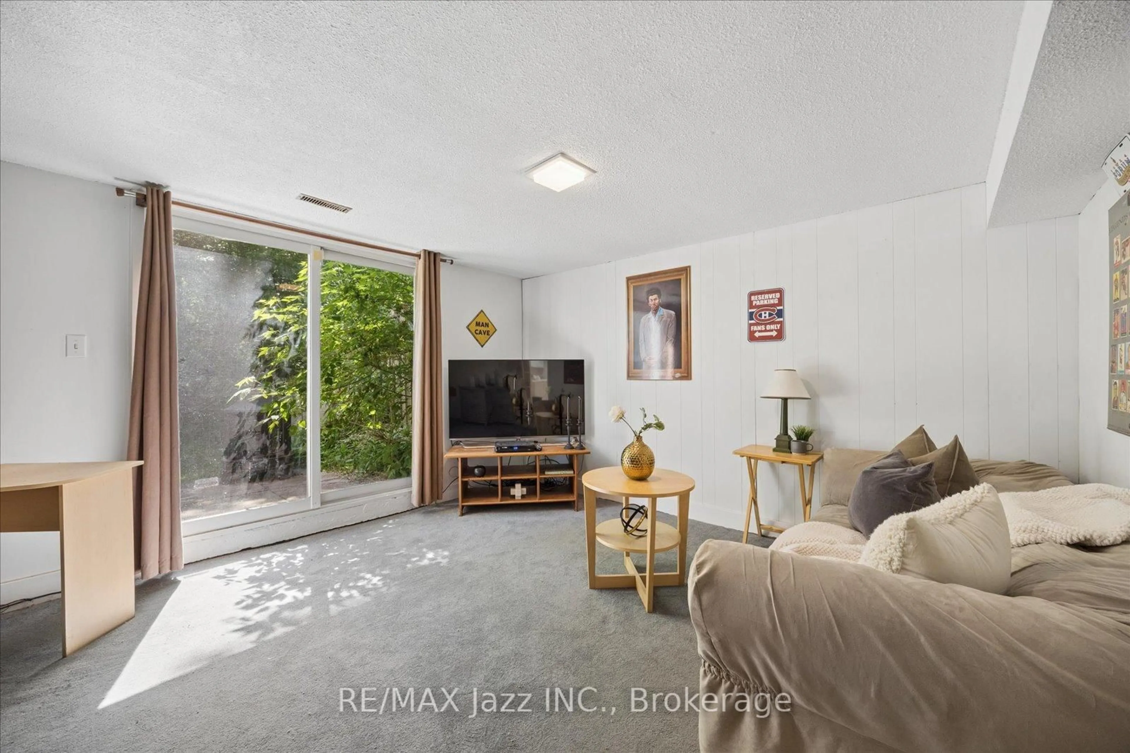 Living room with furniture, unknown for 737 Greenoch Crt, Oshawa Ontario L1J 6H4