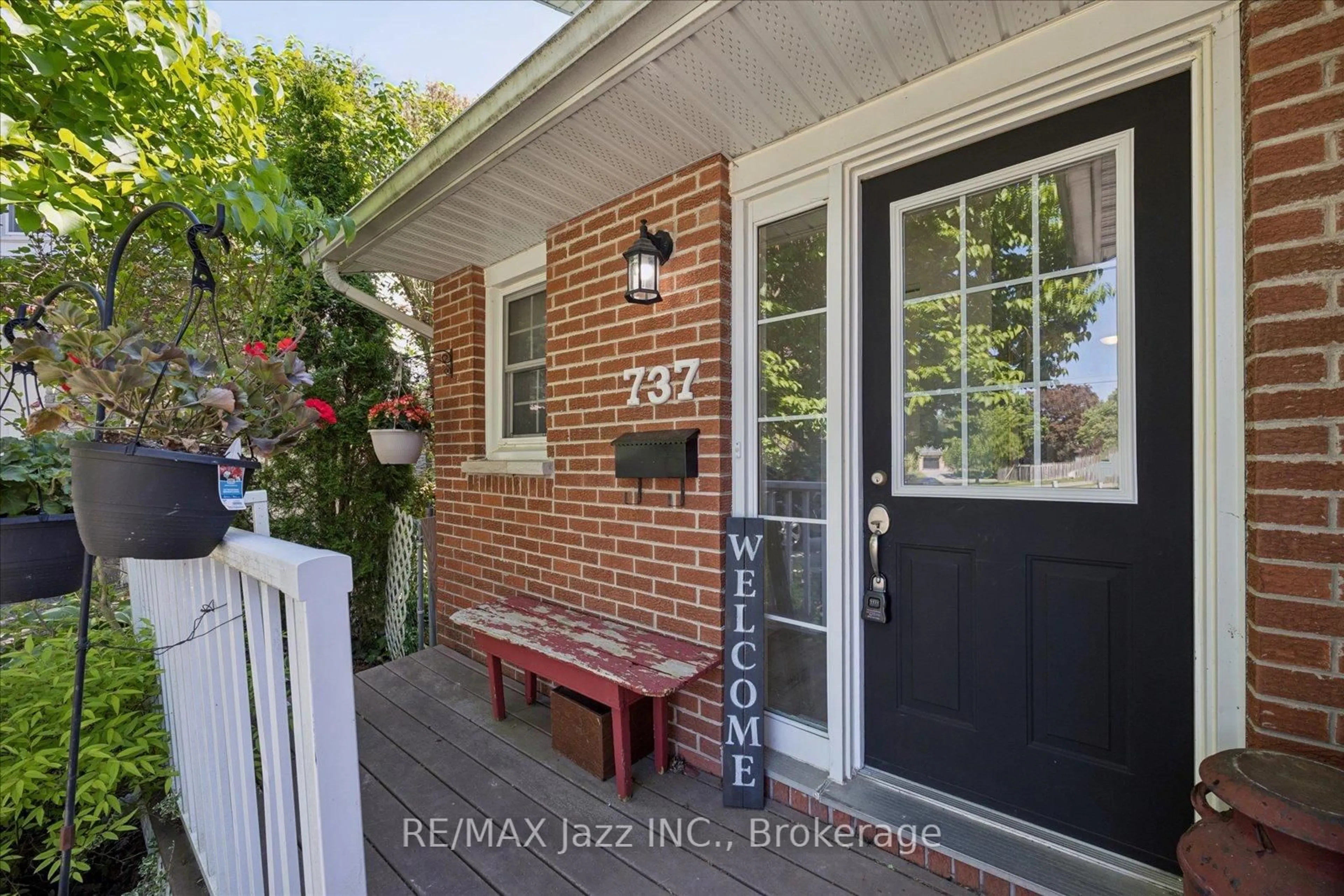 Indoor entryway for 737 Greenoch Crt, Oshawa Ontario L1J 6H4