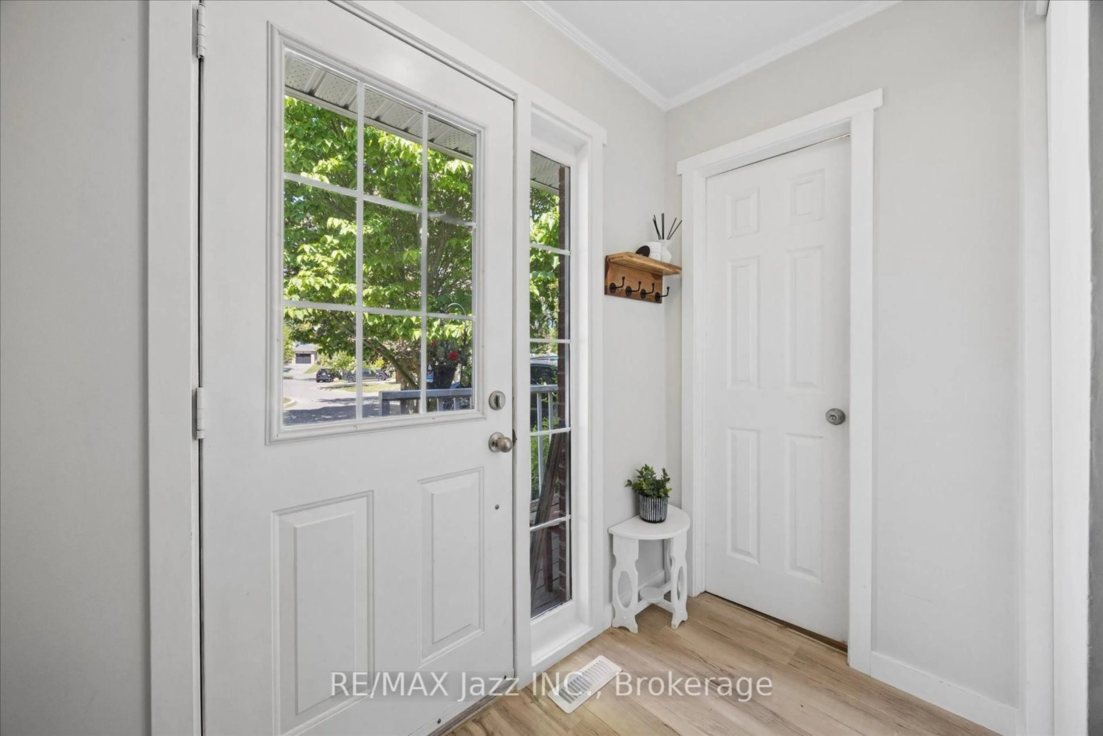 Indoor entryway for 737 Greenoch Crt, Oshawa Ontario L1J 6H4