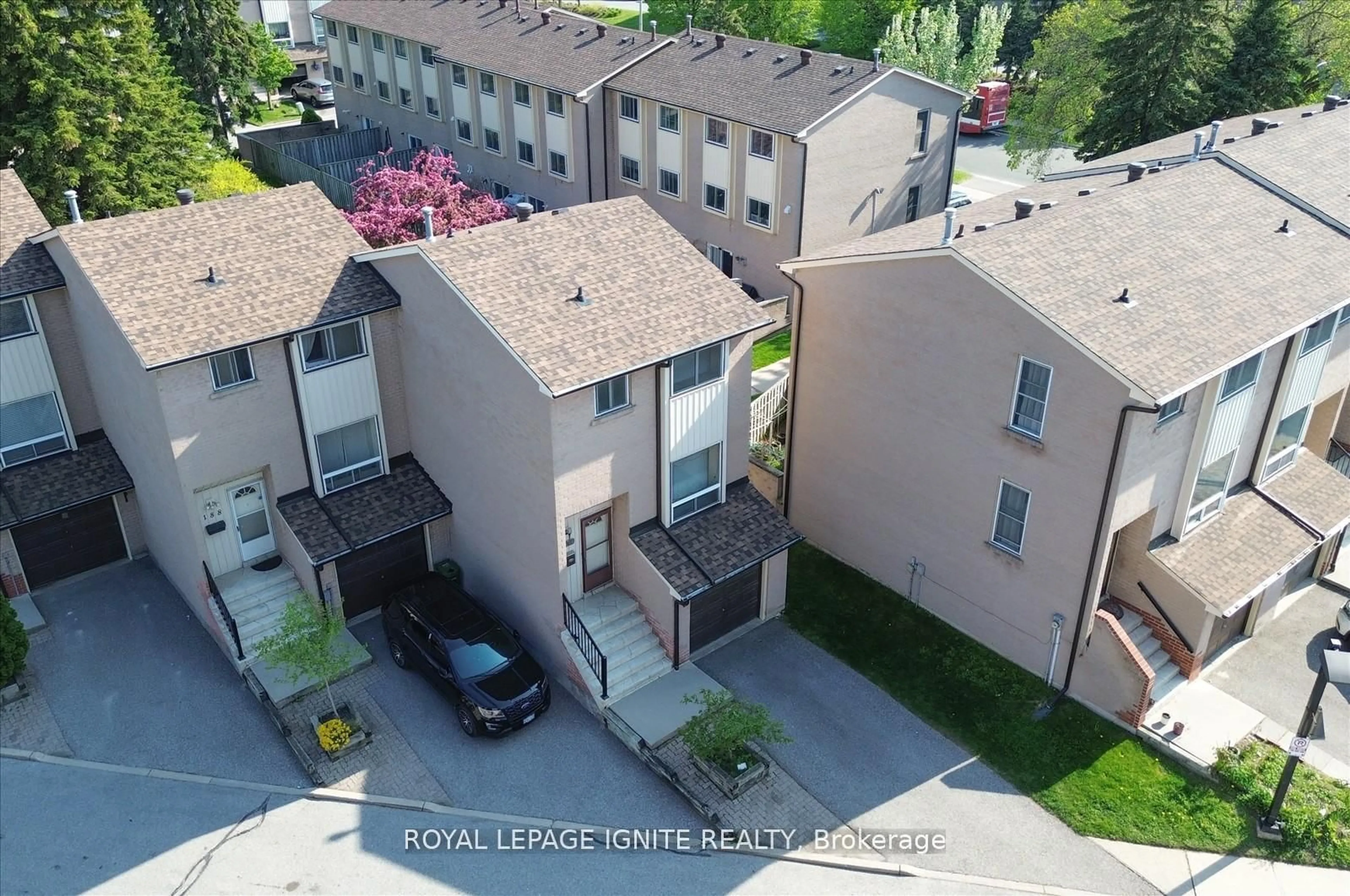 A pic from outside/outdoor area/front of a property/back of a property/a pic from drone, street for 41 Collinsgrove Rd #190, Toronto Ontario M1E 4Z1