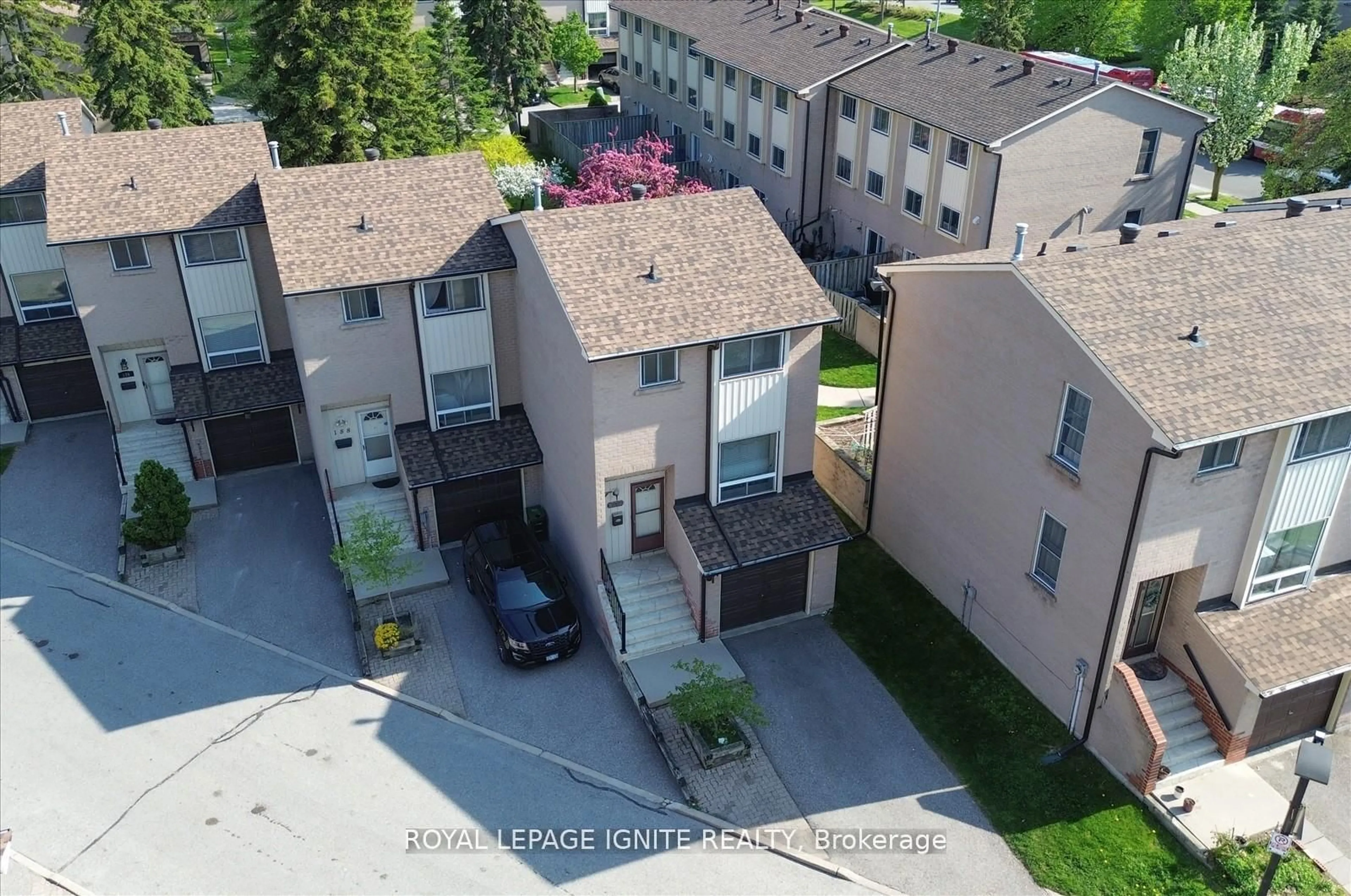 A pic from outside/outdoor area/front of a property/back of a property/a pic from drone, unknown for 41 Collinsgrove Rd #190, Toronto Ontario M1E 4Z1