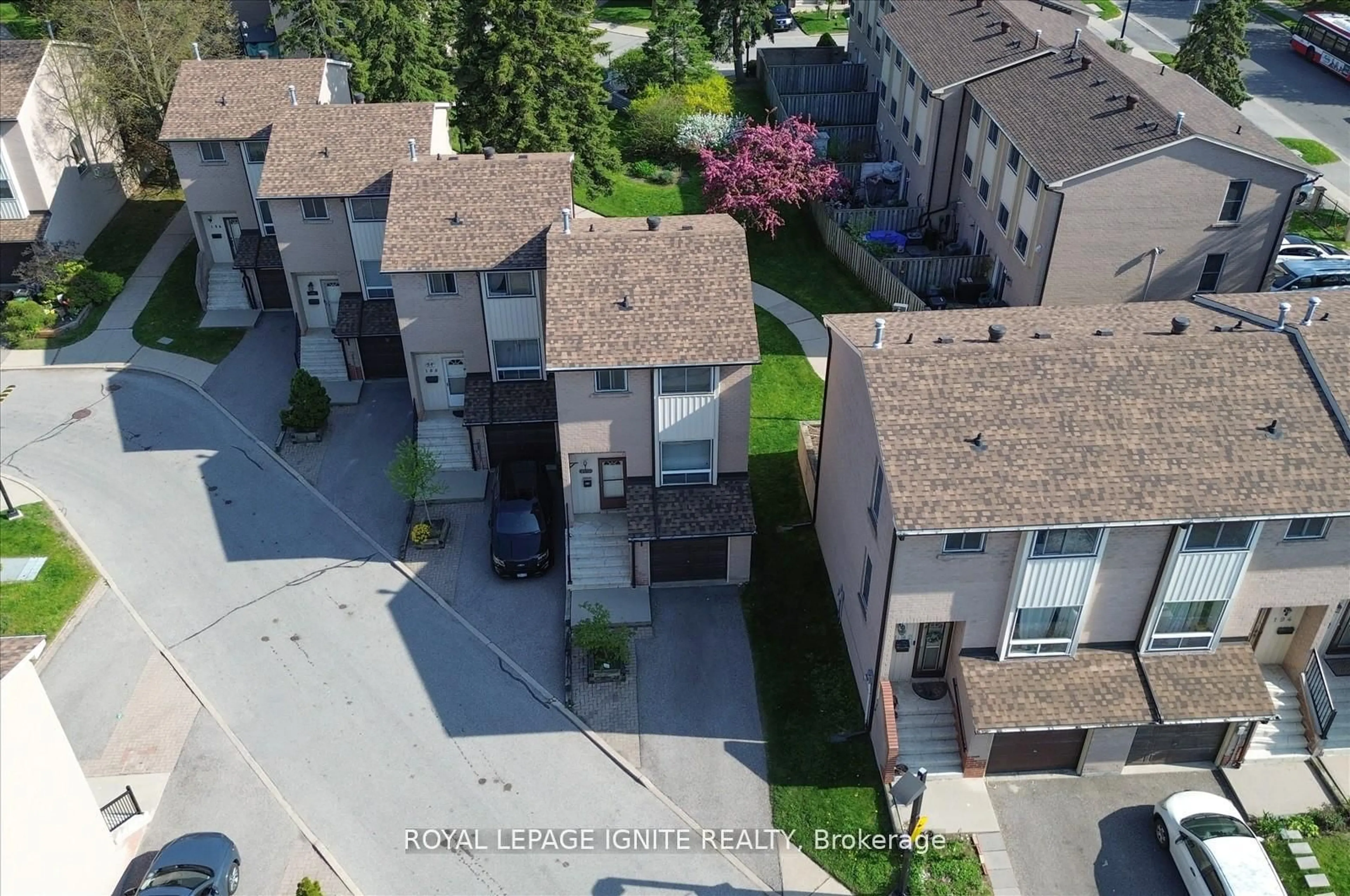 A pic from outside/outdoor area/front of a property/back of a property/a pic from drone, street for 41 Collinsgrove Rd #190, Toronto Ontario M1E 4Z1
