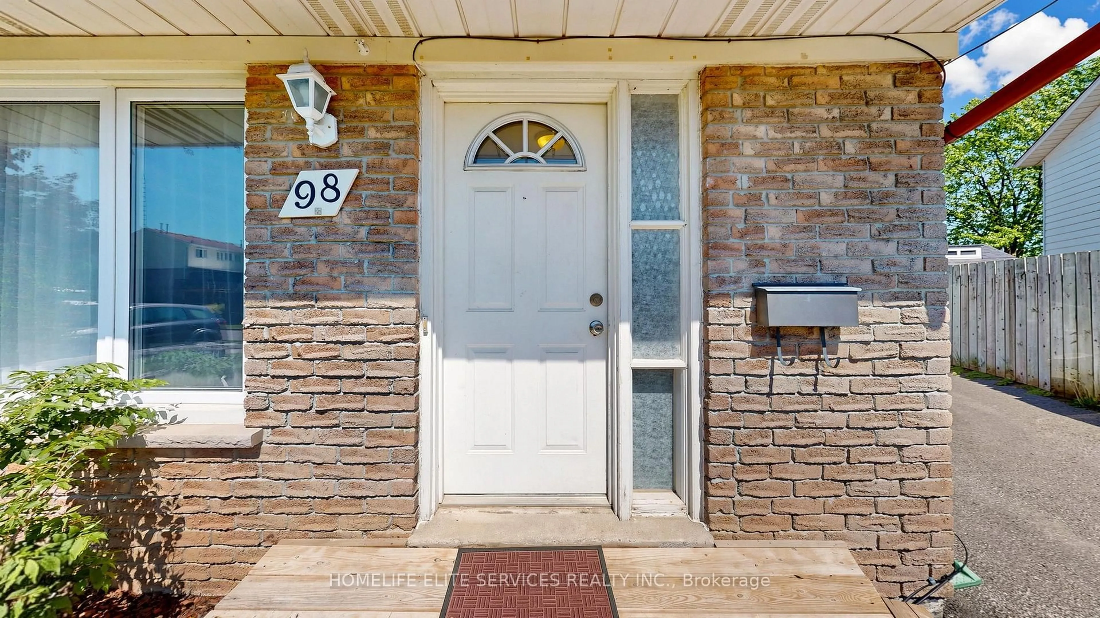 Indoor entryway for 98 Doreen Cres, Clarington Ontario L1C 3W8