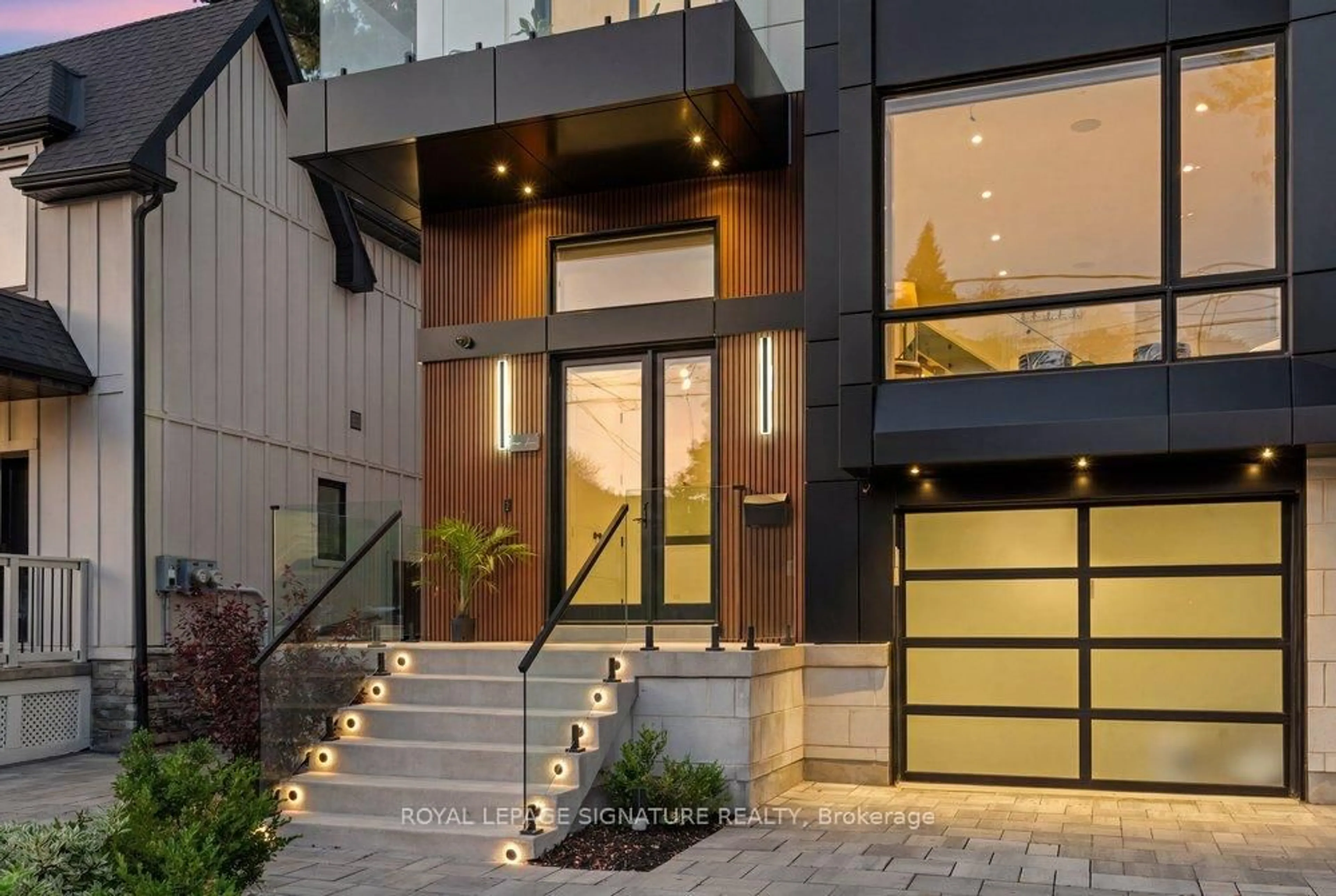 Indoor entryway for 39 Derwyn Rd, Toronto Ontario M4J 4N1