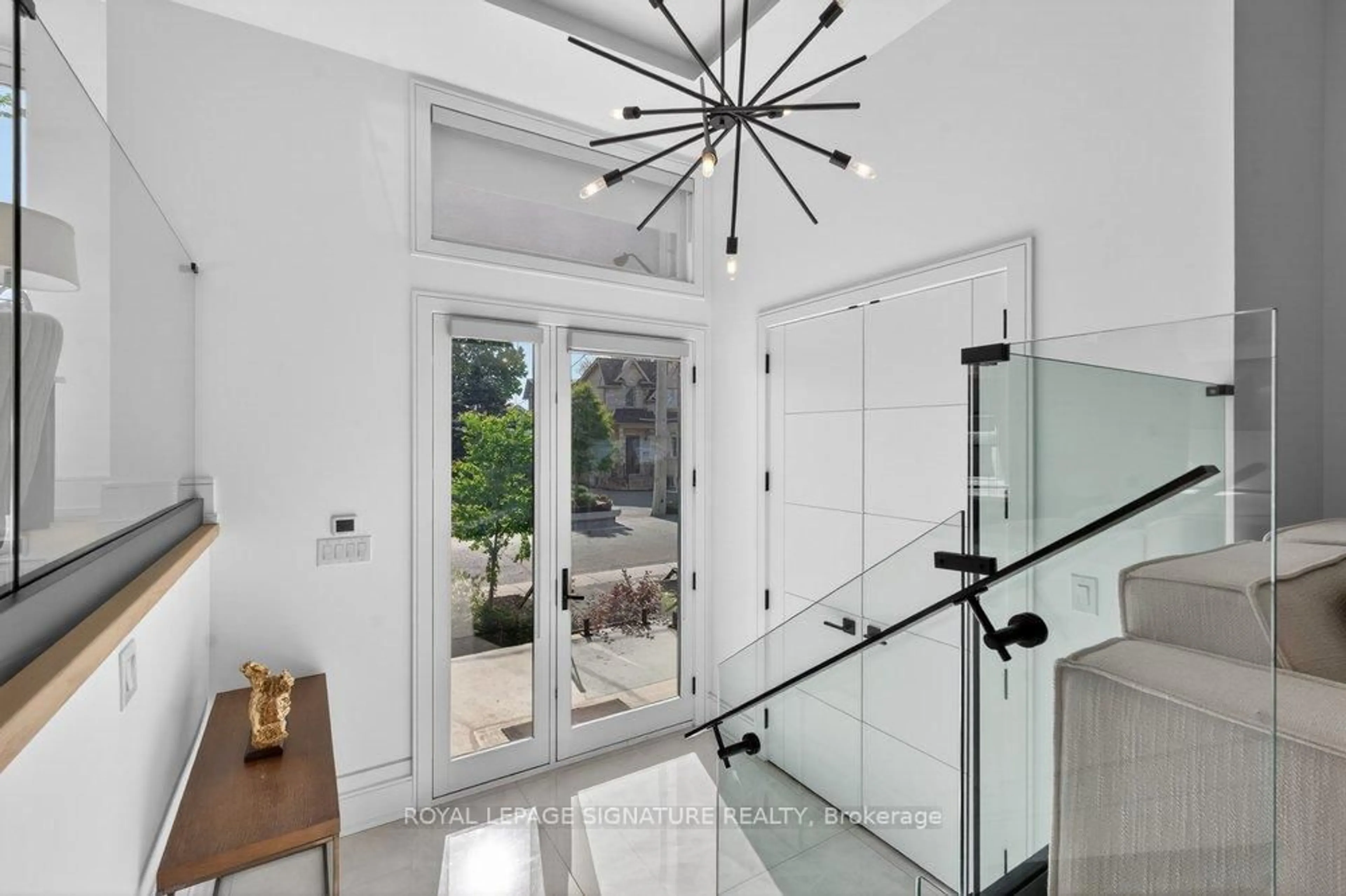 Indoor entryway for 39 Derwyn Rd, Toronto Ontario M4J 4N1