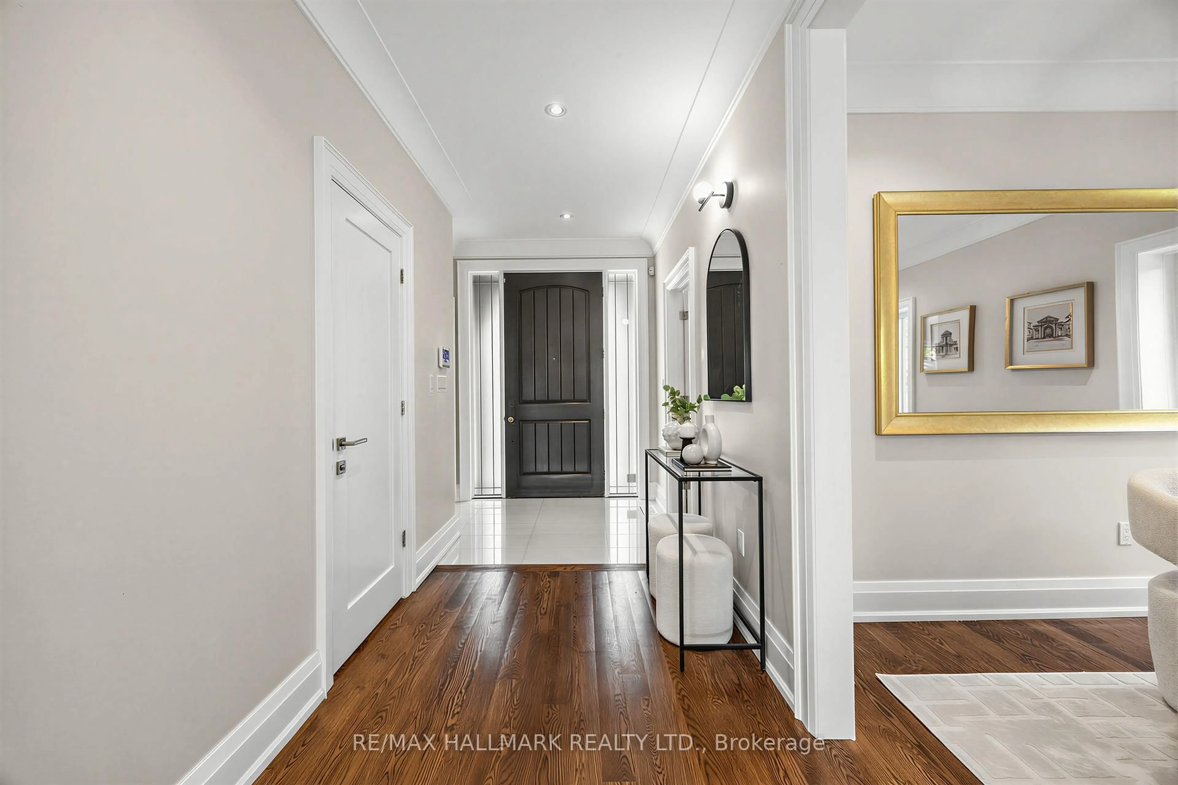 Indoor entryway for 1 Dustan Cres, Toronto Ontario M4J 4G4
