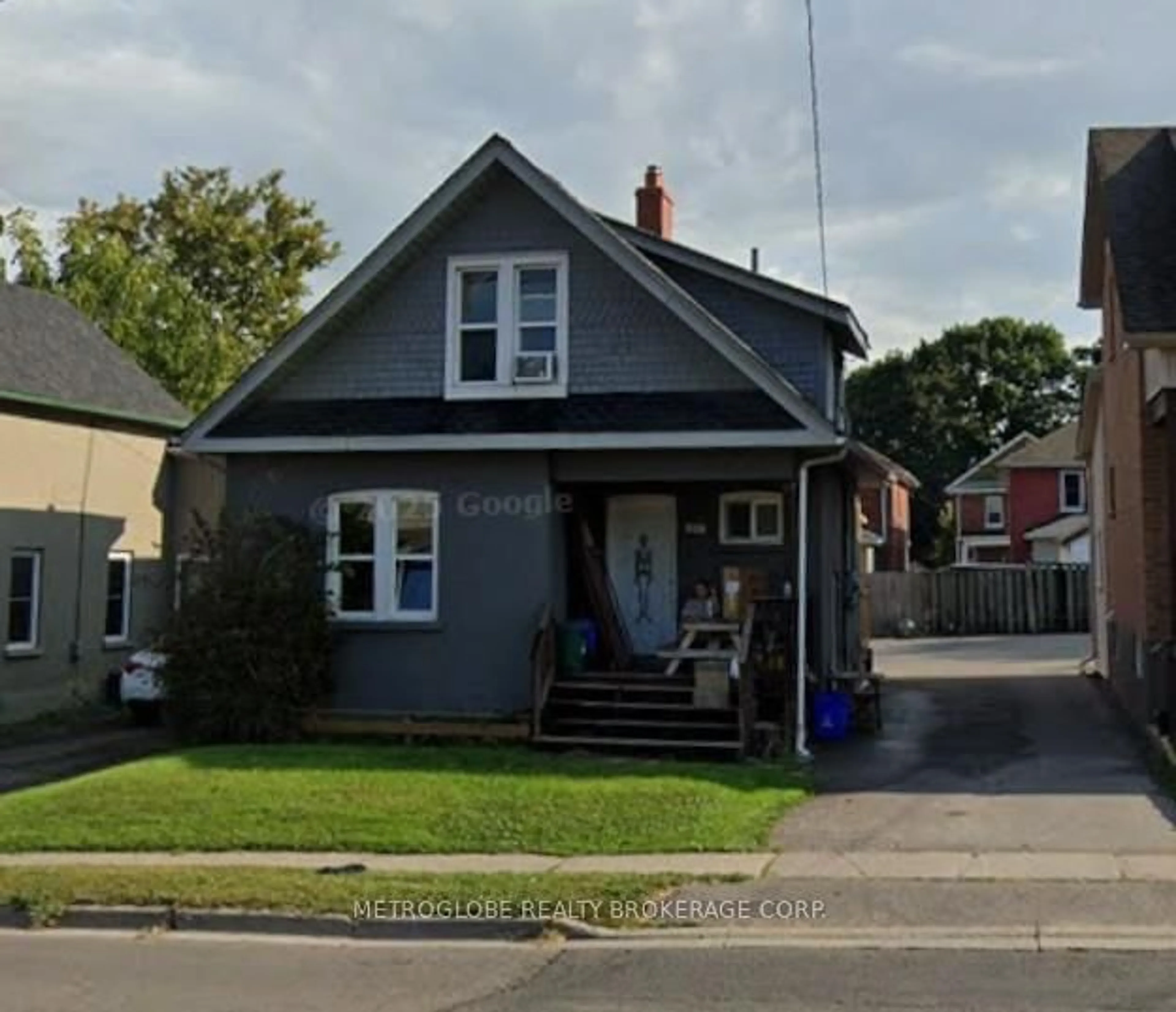 Home with vinyl exterior material, street for 117 Adelaide Ave, Oshawa Ontario L1G 1Z2