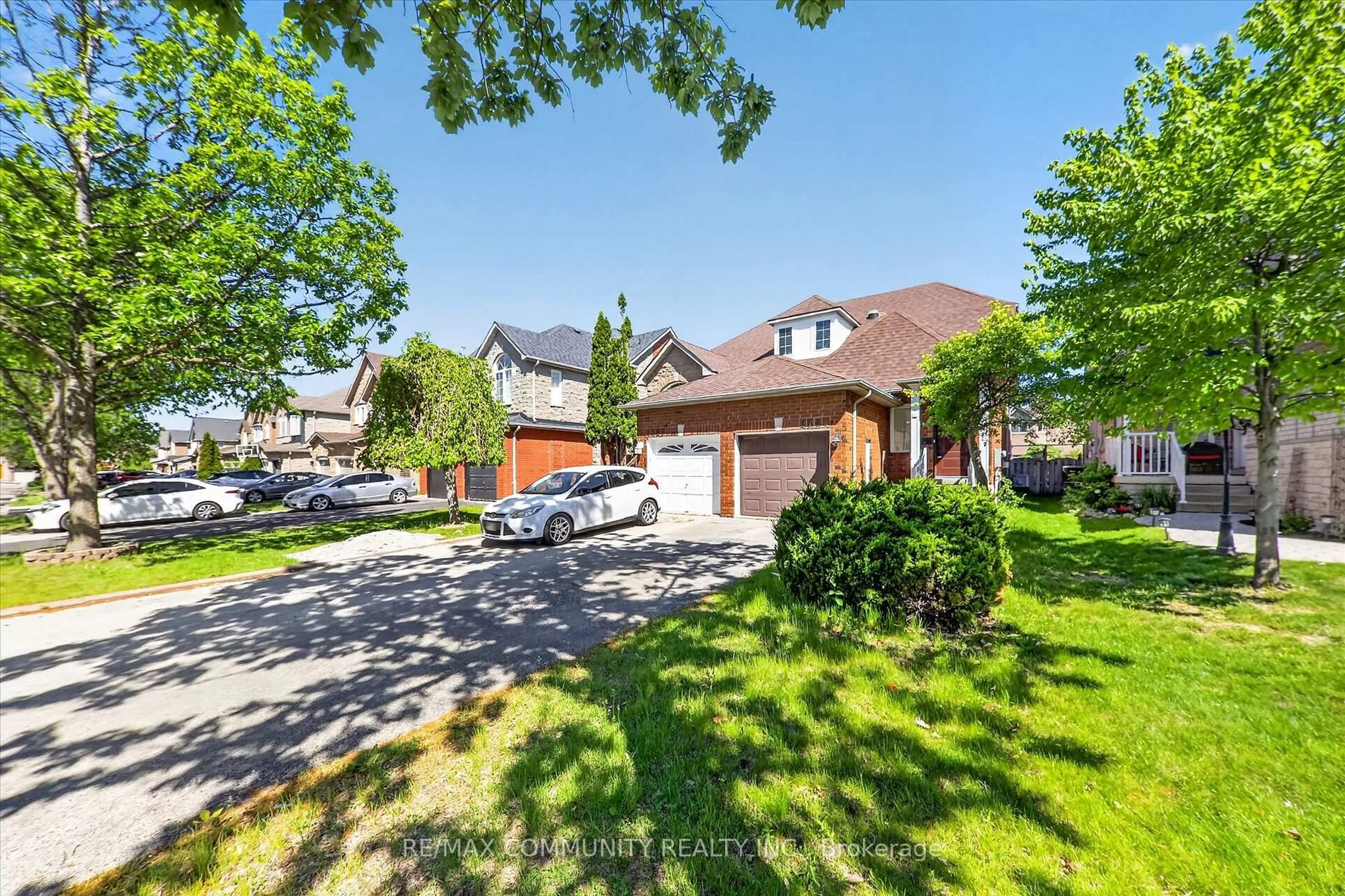 A pic from outside/outdoor area/front of a property/back of a property/a pic from drone, street for 1645 Autumn Cres, Pickering Ontario L1V 6X6