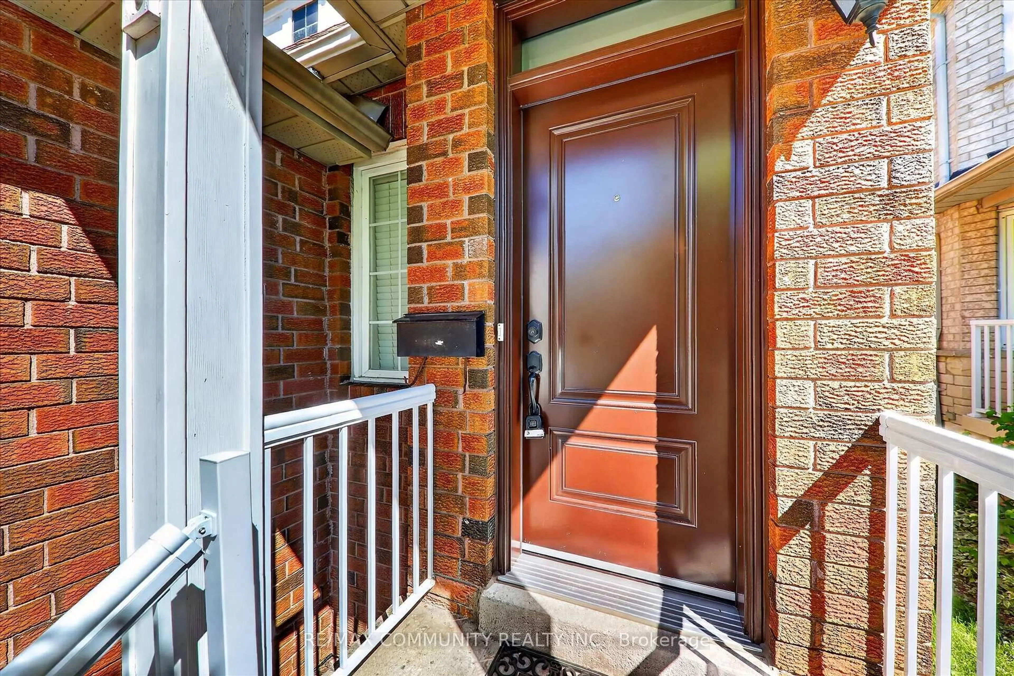 Indoor entryway for 1645 Autumn Cres, Pickering Ontario L1V 6X6